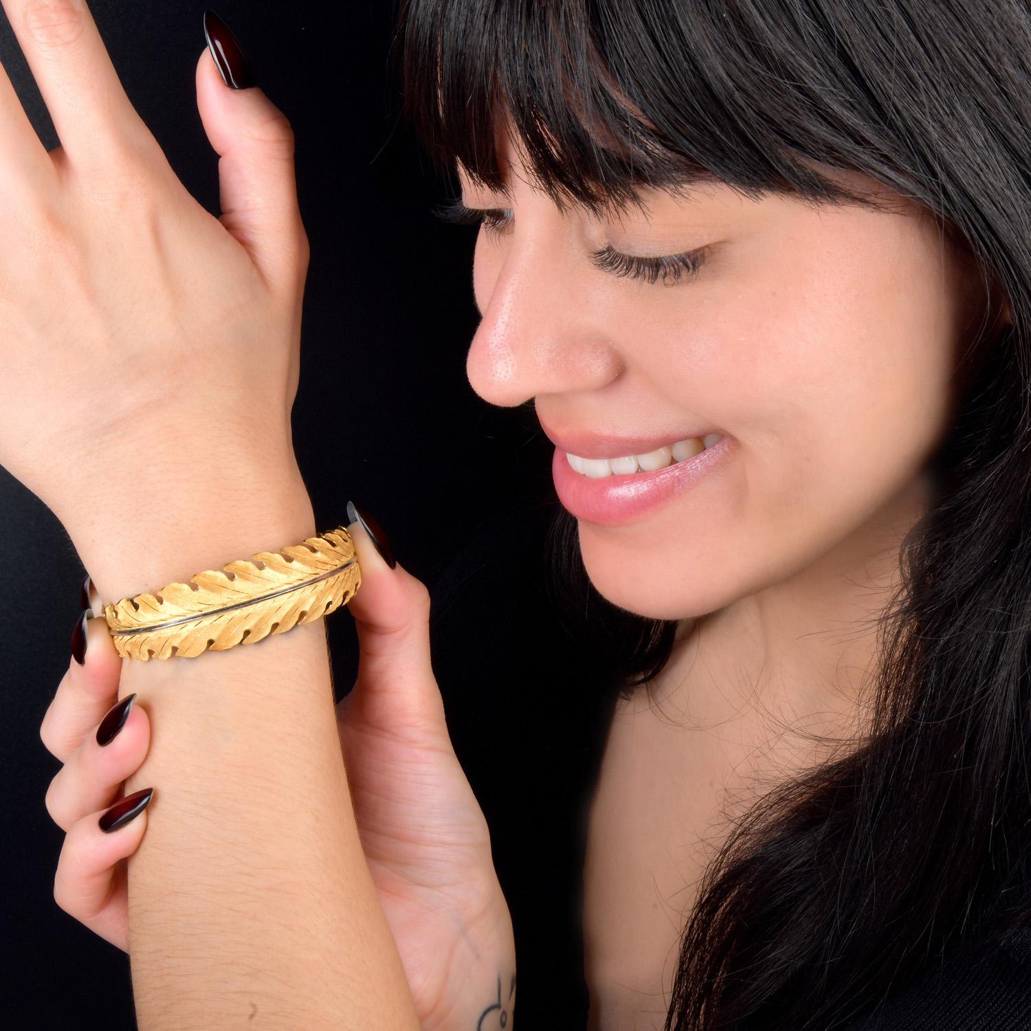 Bracelet manchette à feuilles en or jaune et blanc 18K Buccellati en vente 6