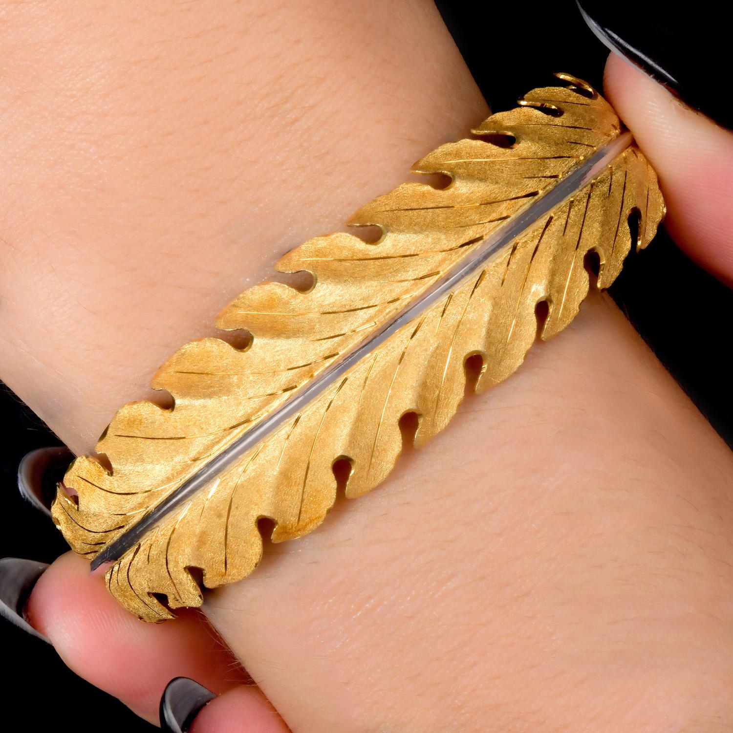 Bracelet manchette à feuilles en or jaune et blanc 18K Buccellati Excellent état - En vente à Miami, FL