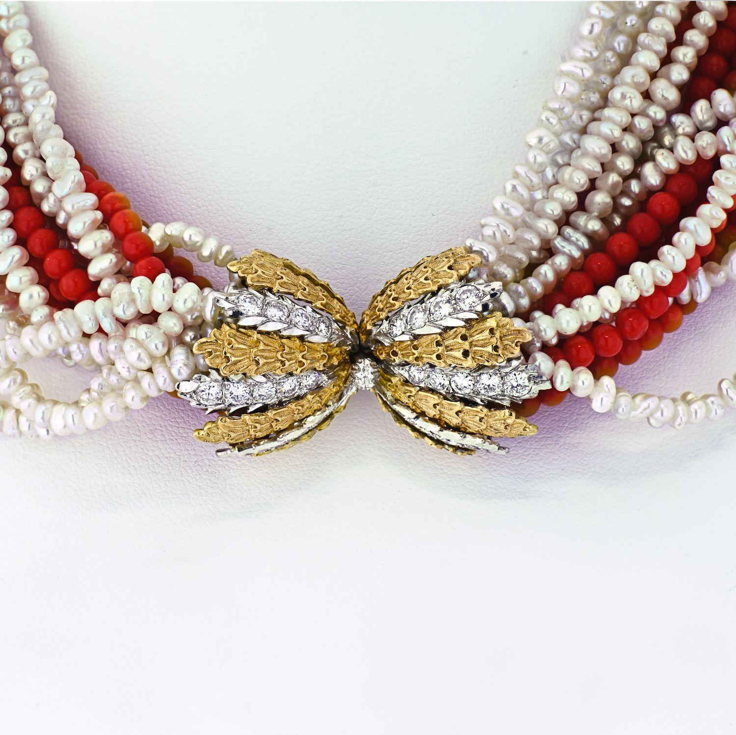 Halskette mit Verschluss von Cccellati, 18 Karat Gelbgold 16 String Koralle, Perle Diamant (Rundschliff) im Angebot