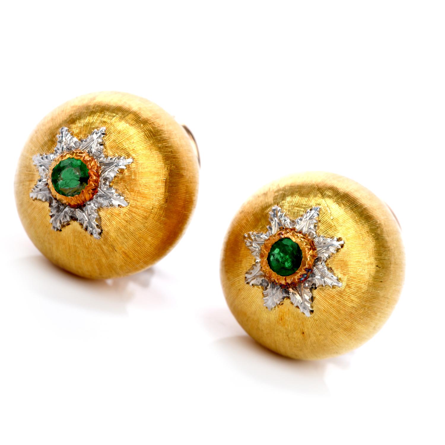 Wunderschöne Buccellati Ohrringe aus 18k Gelbgold.

Jeder Ohrring ist mit einem hochwertigen echten Smaragd im Rundschliff von insgesamt 0,30 Karat besetzt.

Ohrringe messen 15mm breit.

Signiert Buccellati, Italien, 18k.

Gesamtgewicht: 14