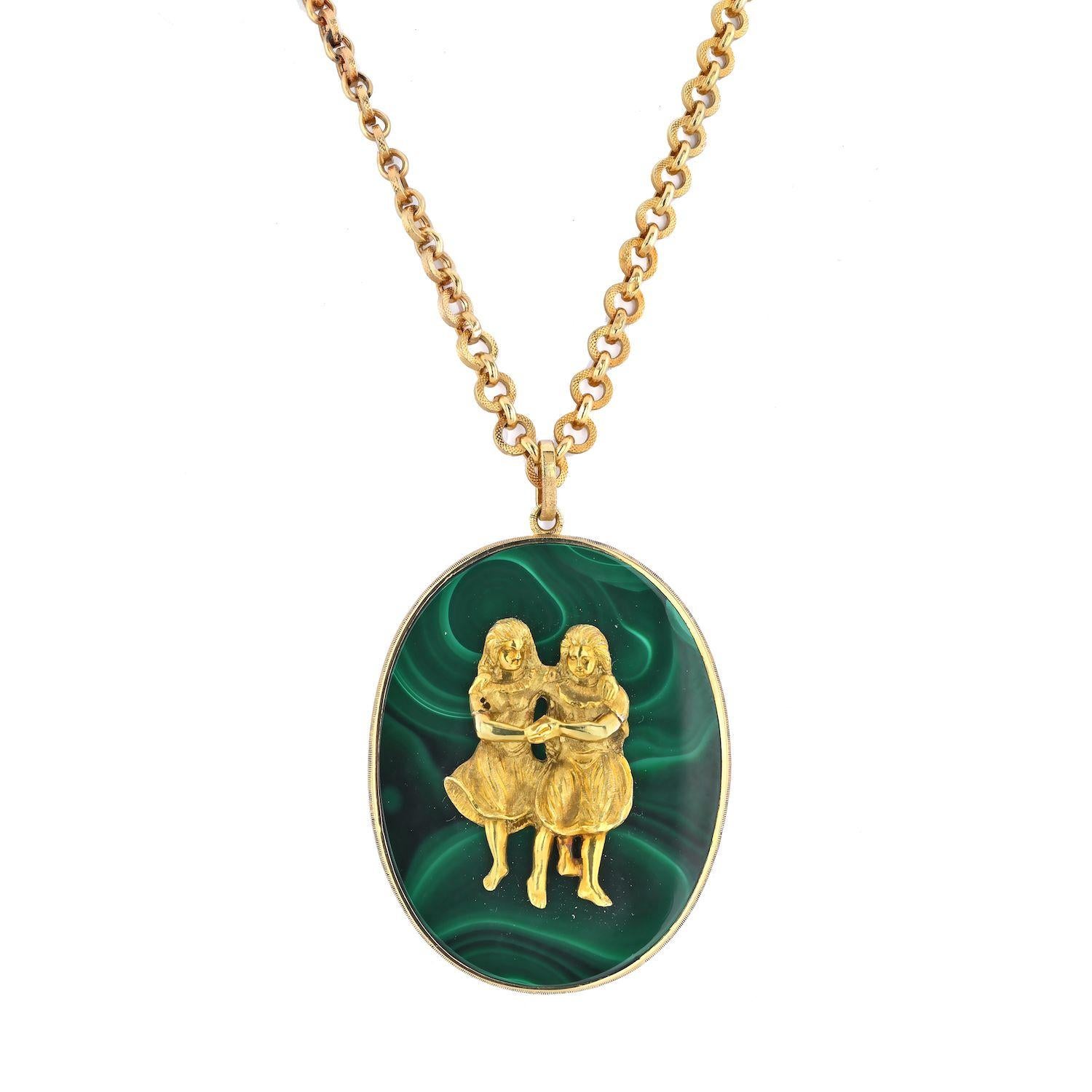 Pendentif médaillon en malachite Gémeaux en or jaune 18 carats Buccellati.
Grand pendentif Gemini en or 18k et malachite sur une longue chaîne, tous deux de Buccellati. Représentation de deux filles se tenant la main. Le collier mesure 25 pouces de