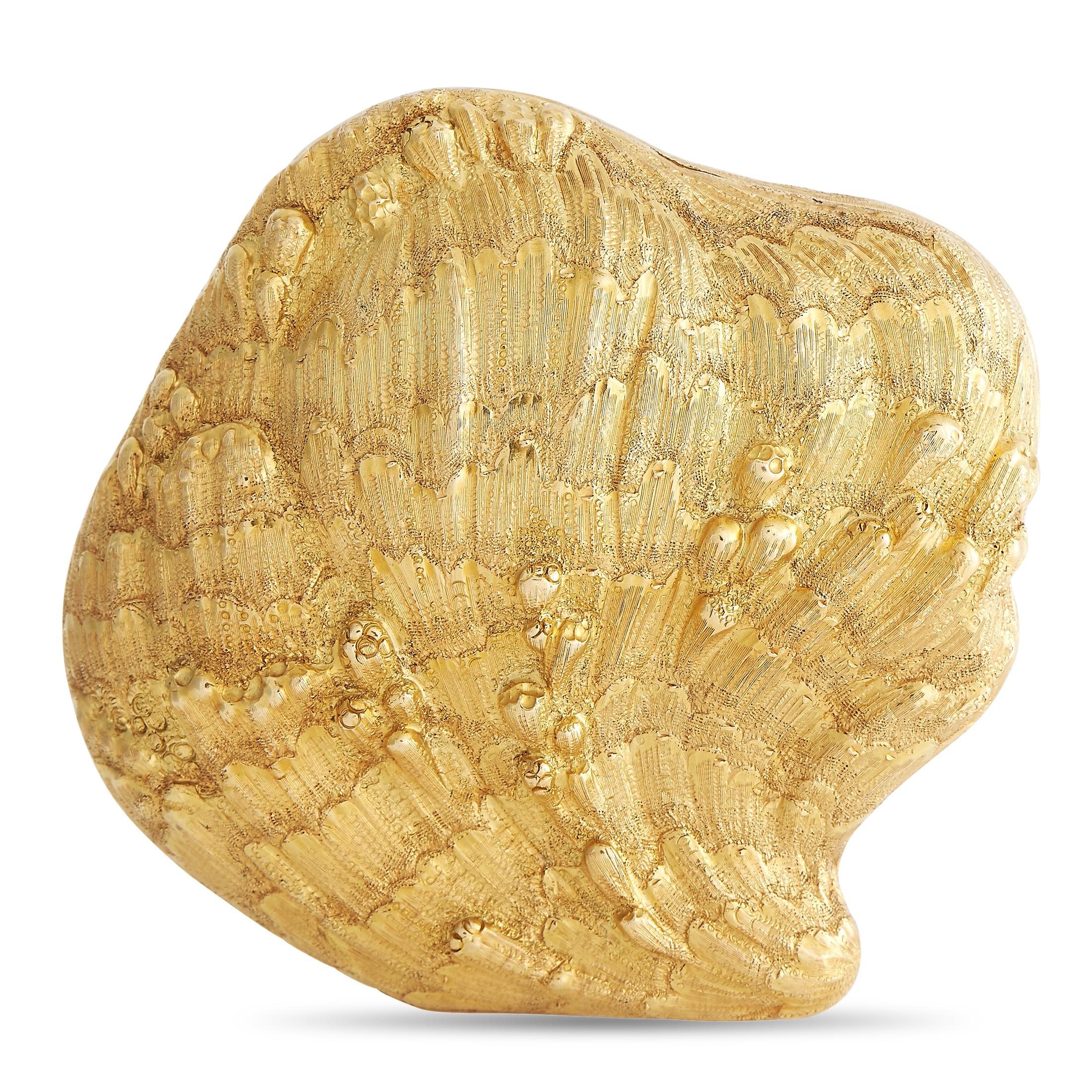 A striking sense of realism makes this Buccellati shell compact practically a work of art. Crafted from 18K yellow gold, this elegant piece measures 3” long by 3” wide and features a mirror housed within the hinged design. 

This jewelry piece is