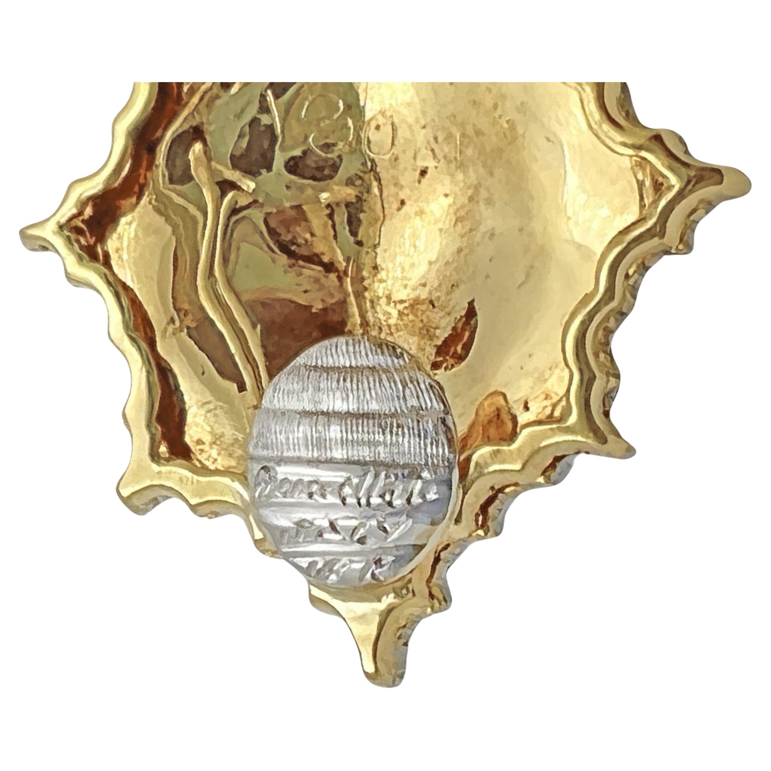 Buccellati Tropfenohrringe aus gebürstetem 18 Karat Gelbgold mit ziselierten Akzenten aus 18 Karat Weißgold.  Durchbrochene Pfosten mit Omega-Clipverschluss.  Signiert 'Buccellati 18k'.  2,5