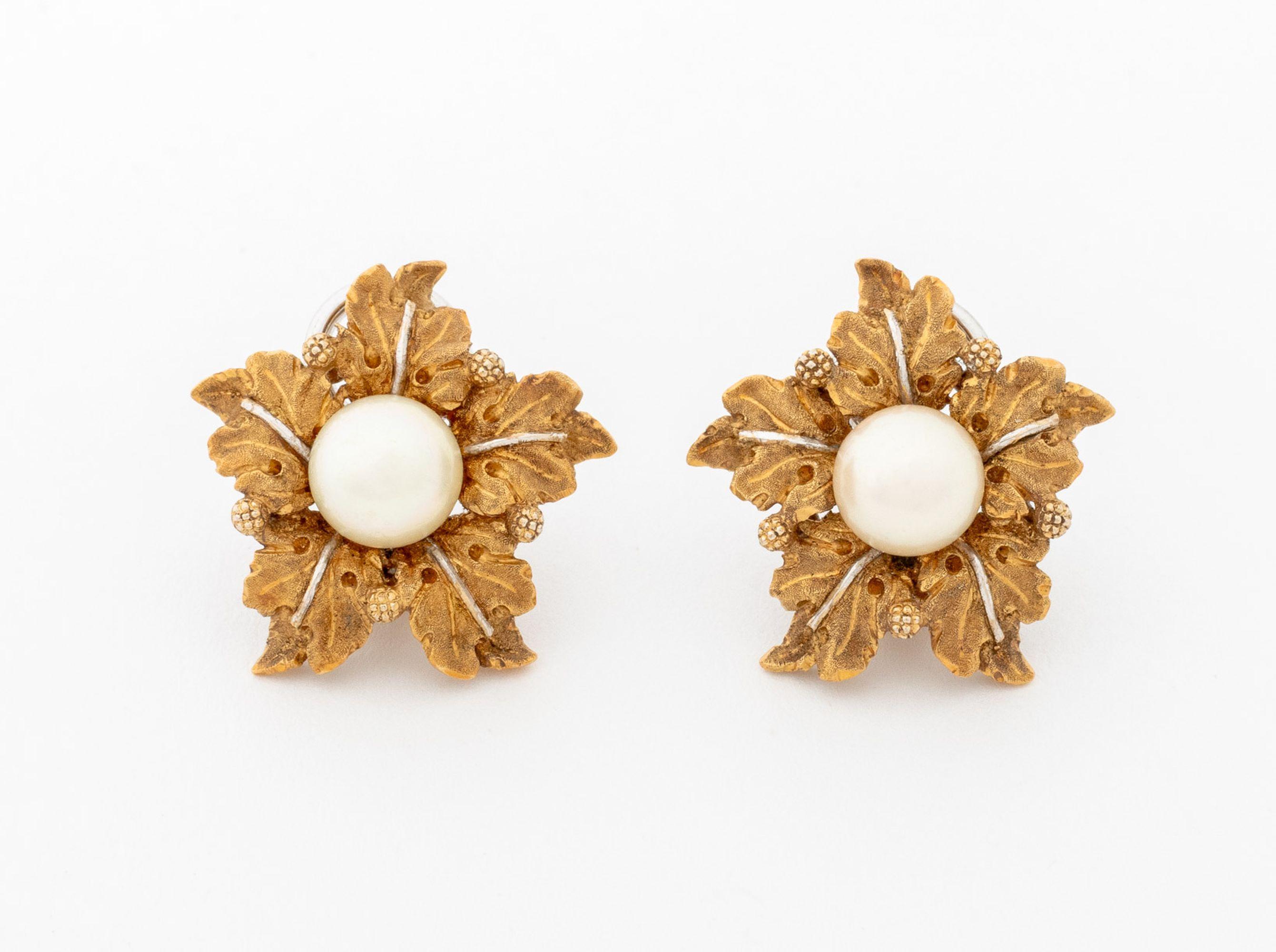 Orecchini di perle in oro giallo e bianco 18 carati di Gianmaria Buccellati, disegnati come foglie in oro giallo e bianco, strutturate e lucide, ornate da due perle di coltura rotonde di circa 8,0 8,5 mm, con montatura in oro bianco, indossati a