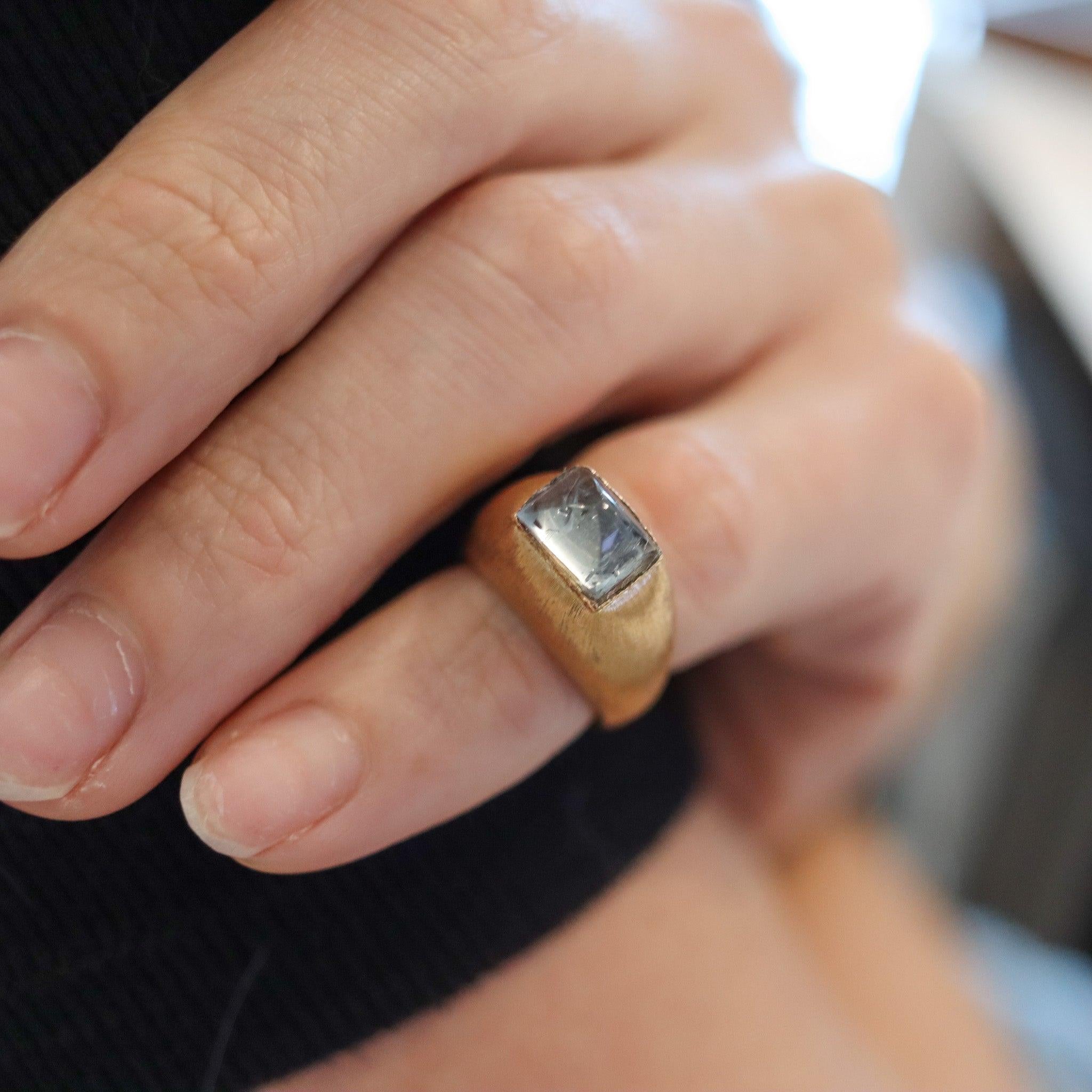 Une bague en aigue-marine conçue par Mario Buccellati.

Il s'agit d'une magnifique bague classique fabriquée à Milan, en Italie, par la célèbre maison de joaillerie Mario Buccellati, dans les années 1970. Cette bague pyramidale a été soigneusement