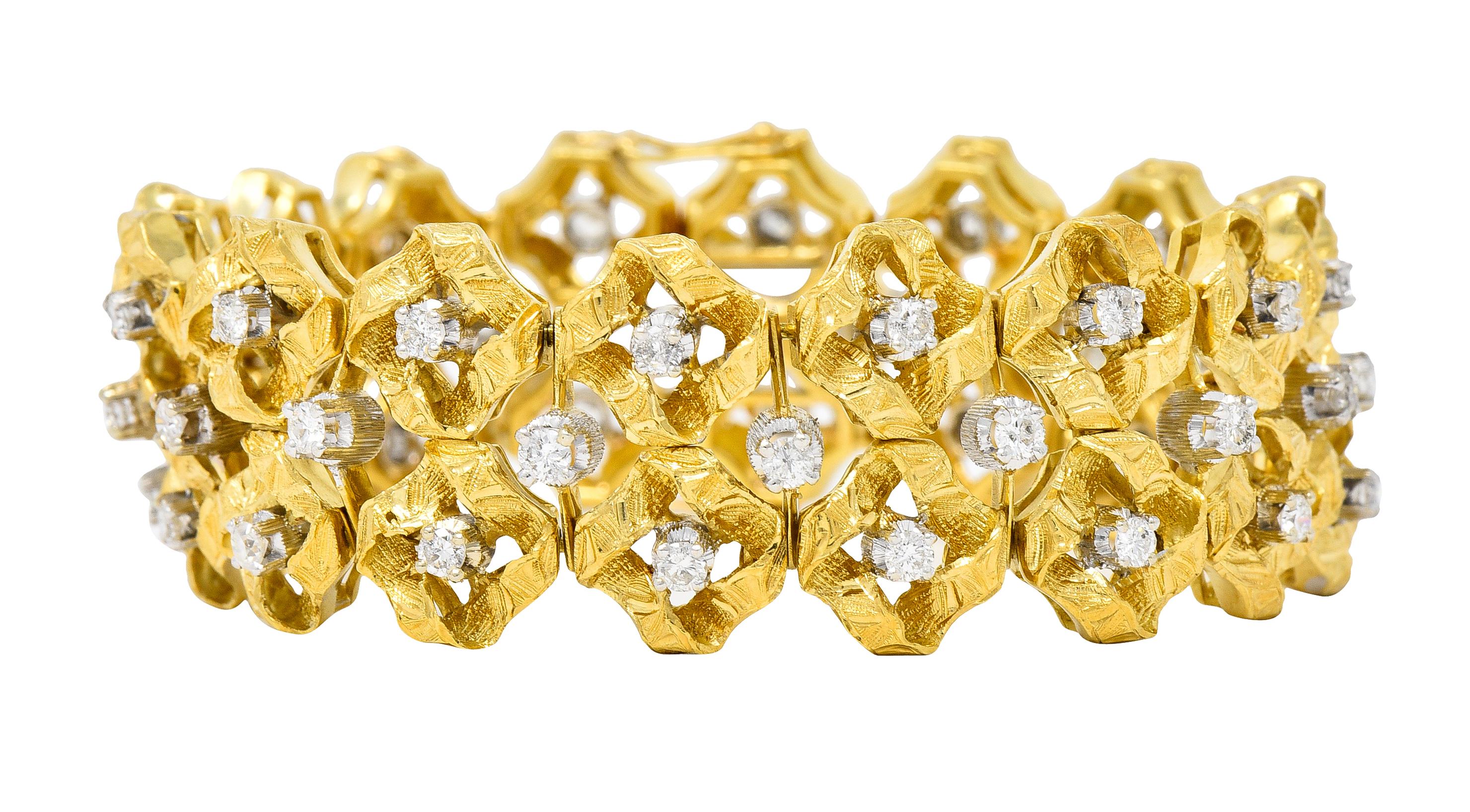 Bestehend aus Gliedersegmenten mit Scharnieren, die mit runden Diamanten im Brillantschliff besetzt sind.
Mit einem Gesamtgewicht von etwa 2,88 Karat - Farbe G/H und Reinheit VS
Das in Weißgold gefasste und in Gelbgold zentrierte Bandmotiv