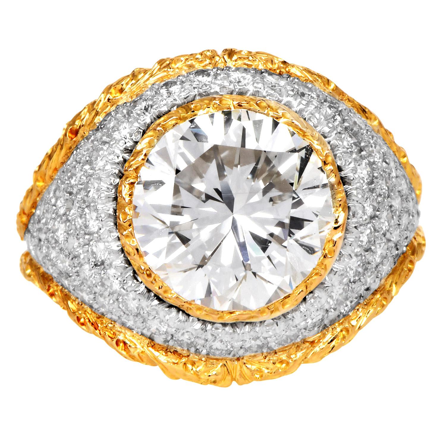 Un'eccezionale creazione della leggendaria casa italiana Buccellati, questo anello a cupola mette in mostra l'abilità artistica e gli intricati dettagli del marchio. Al centro si trova un magnifico diamante brillante rotondo di colore J-K e purezza