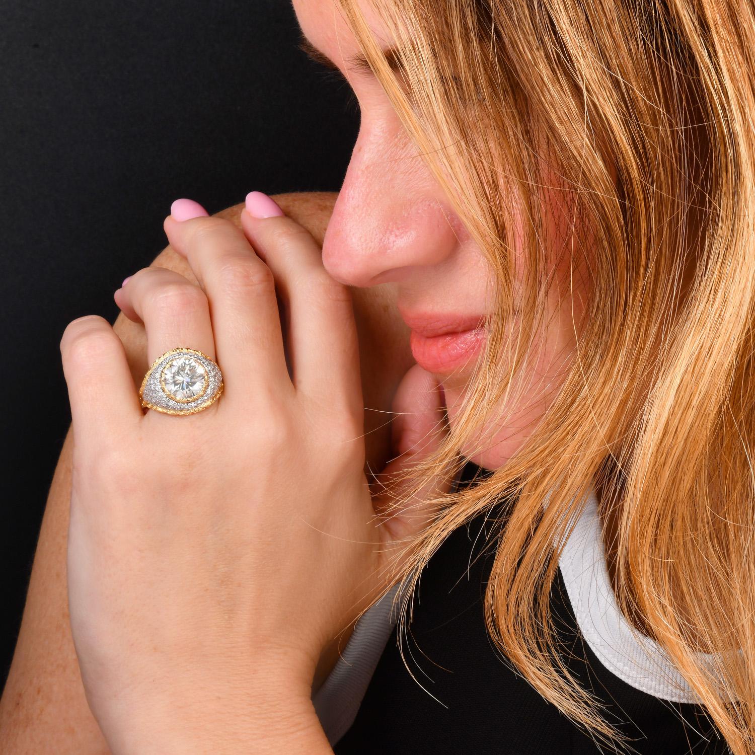Taglio rotondo Anello di fidanzamento a cupola in oro 18K con diamante da 6,85 carati di Buccellati in vendita