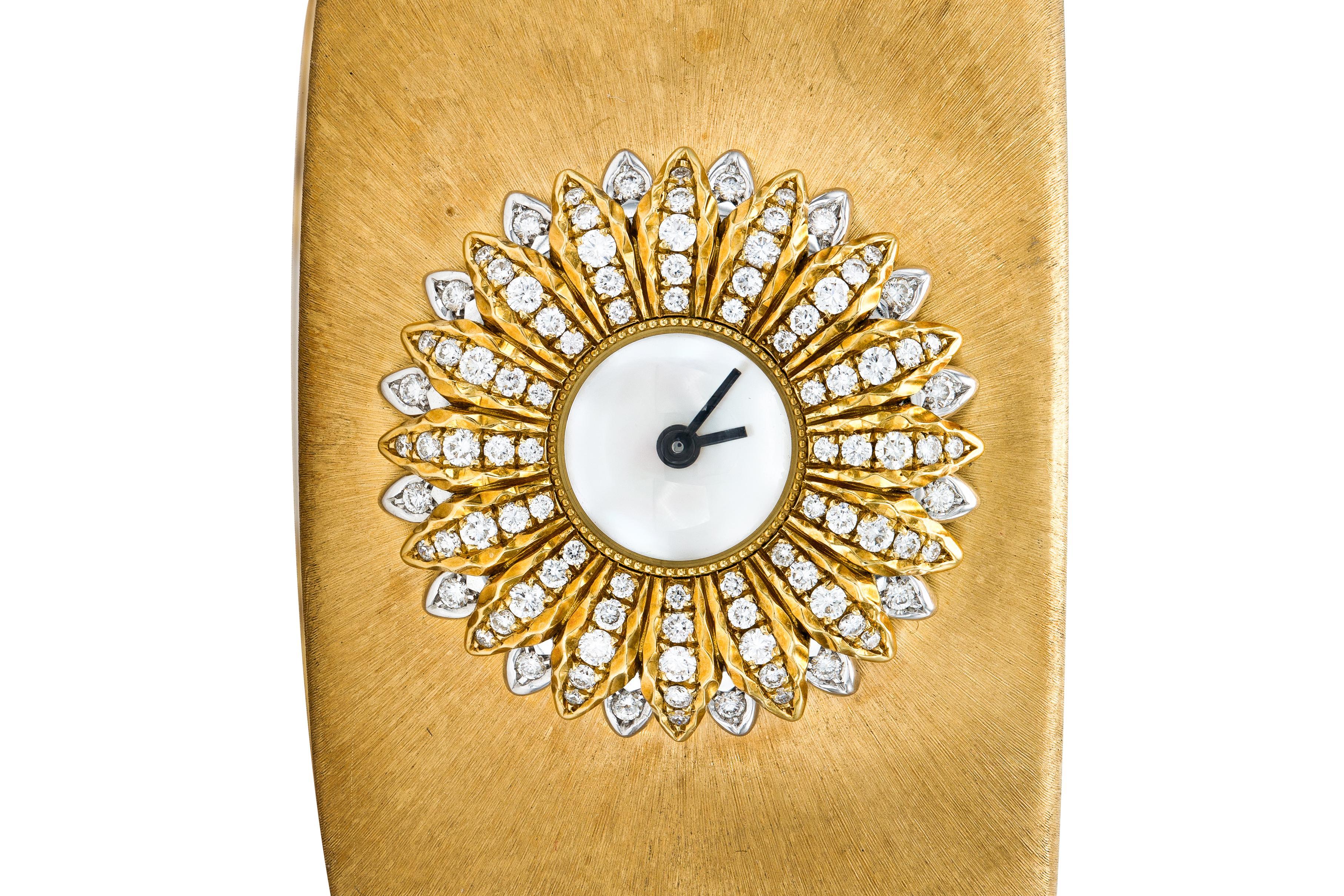 Finement réalisé en or jaune 18 carats rayé avec des diamants ronds de taille brillant.
Signé par Buccellati
Taille 7 pouces
1 1/2 pouce de large
