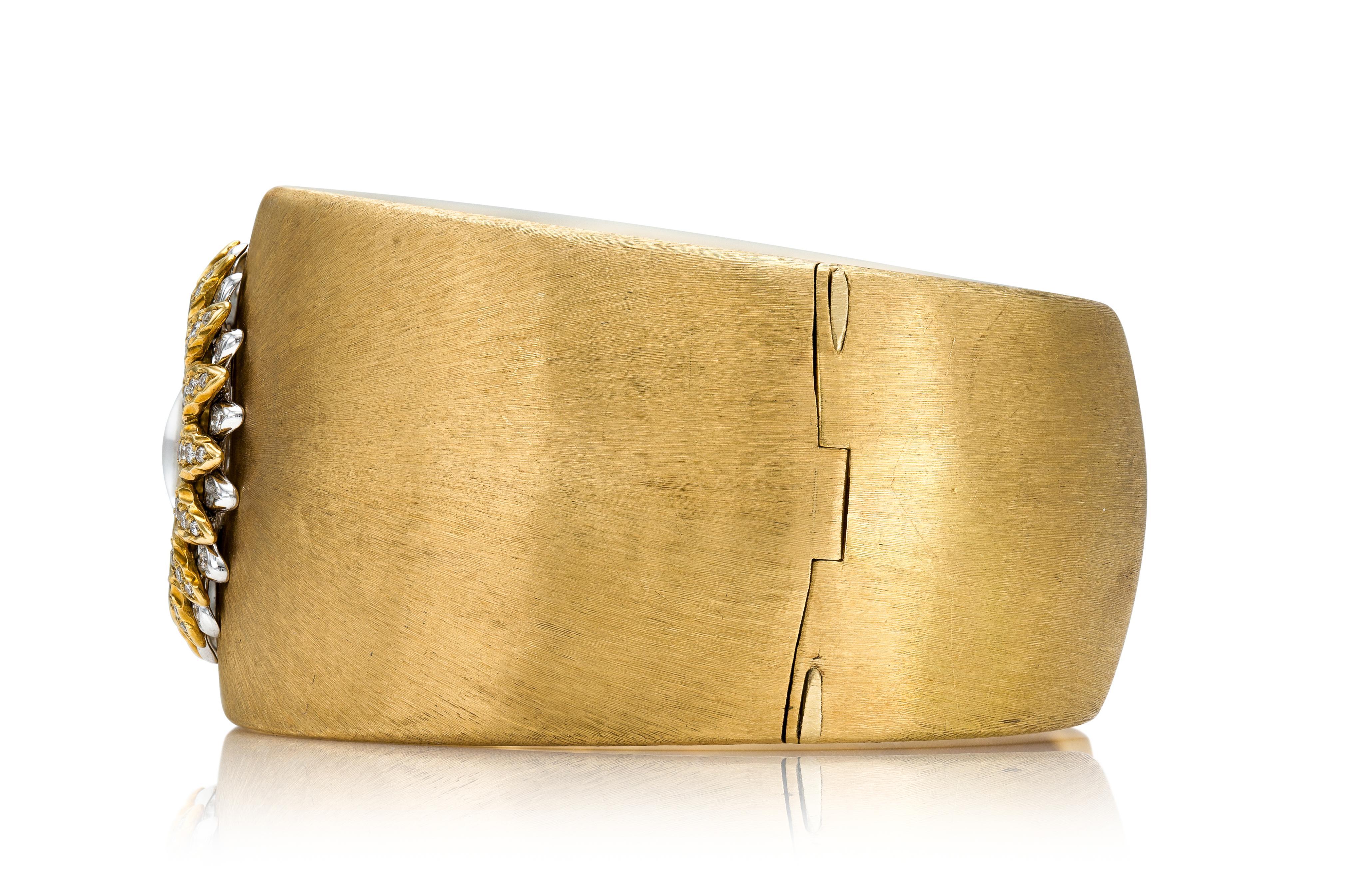 Taille ronde Buccellati, bracelet jonc montre anthropique en or avec diamants en vente