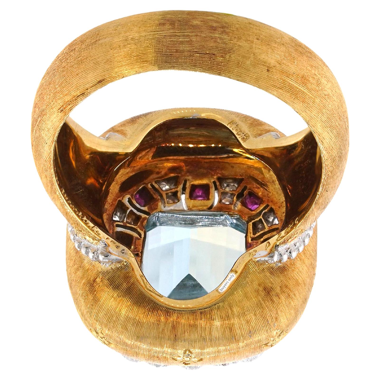 Questo squisito anello vintage di Gianmaria Buccellati è realizzato in oro giallo spazzolato e strutturato a 18 carati con accenti in oro bianco. Questo anello è incastonato con un'acquamarina ovale sfaccettata di 7,0 mm x 10,0 mm e circondato da