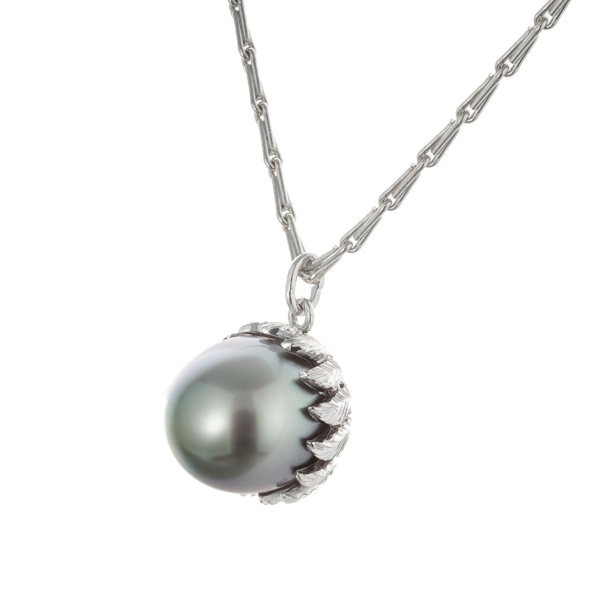 1960's Buccellati black south sea cultured pearl pendant in 18k white gold. Excellent lustre and nacre thickness. 18k white gold 18 inch chain marked 18k Italy. Pendant signed Buccellati

1 Italian Tahitian south sea cultured black pearl,
