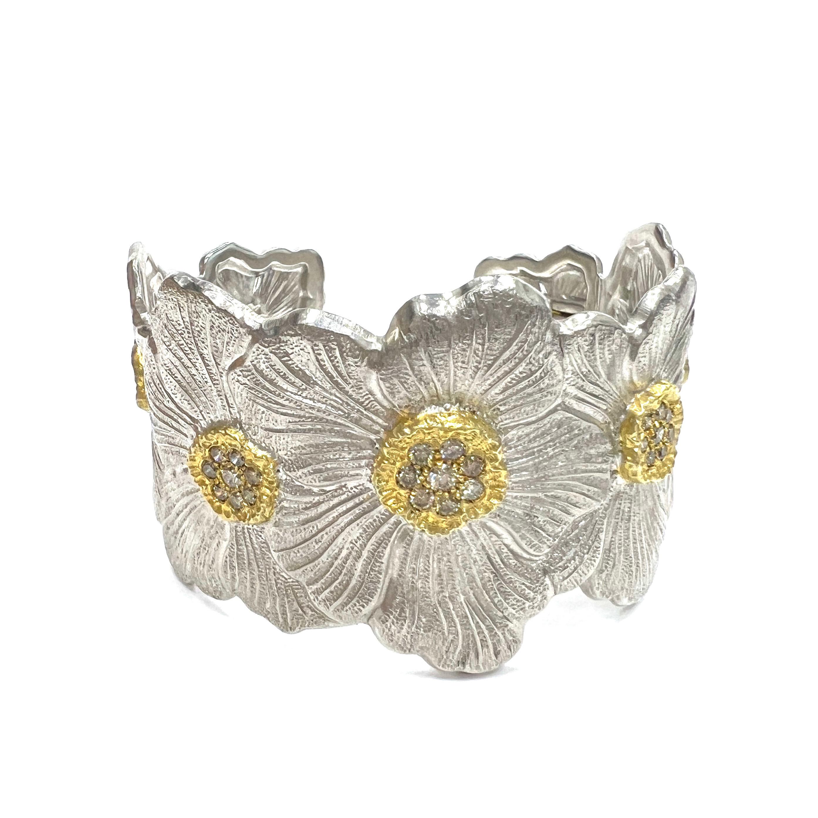 Buccellati Blüten Diamant Manschettenarmband, italienisch

Blüten aus Sterlingsilber mit eingefassten Diamanten im Rundschliff von ca. 1,20 Karat; markiert Buccellati, Italien, Sterling

Größe: Breite 1,75 Zoll; Innenumfang 7 Zoll
Gesamtgewicht: