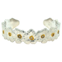 Manschettenarmband aus Sterlingsilber mit Blütenblüten und Diamanten von Buccellati