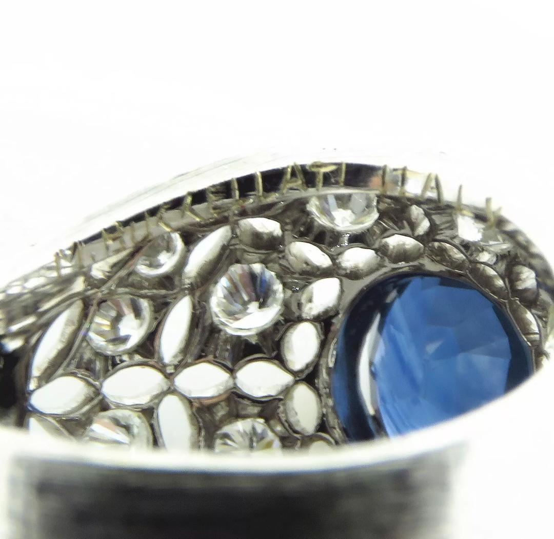 Zafiro azul natural, 8,1 x 7,5 x 4,6 mm, aprox. 2,1 ct

Marcado M. Buccellati Italia 750

Anillo superior de 15 mm de ancho. Anillo talla 6,75 (Tamaño grande)

Peso total: 7,1 gramos