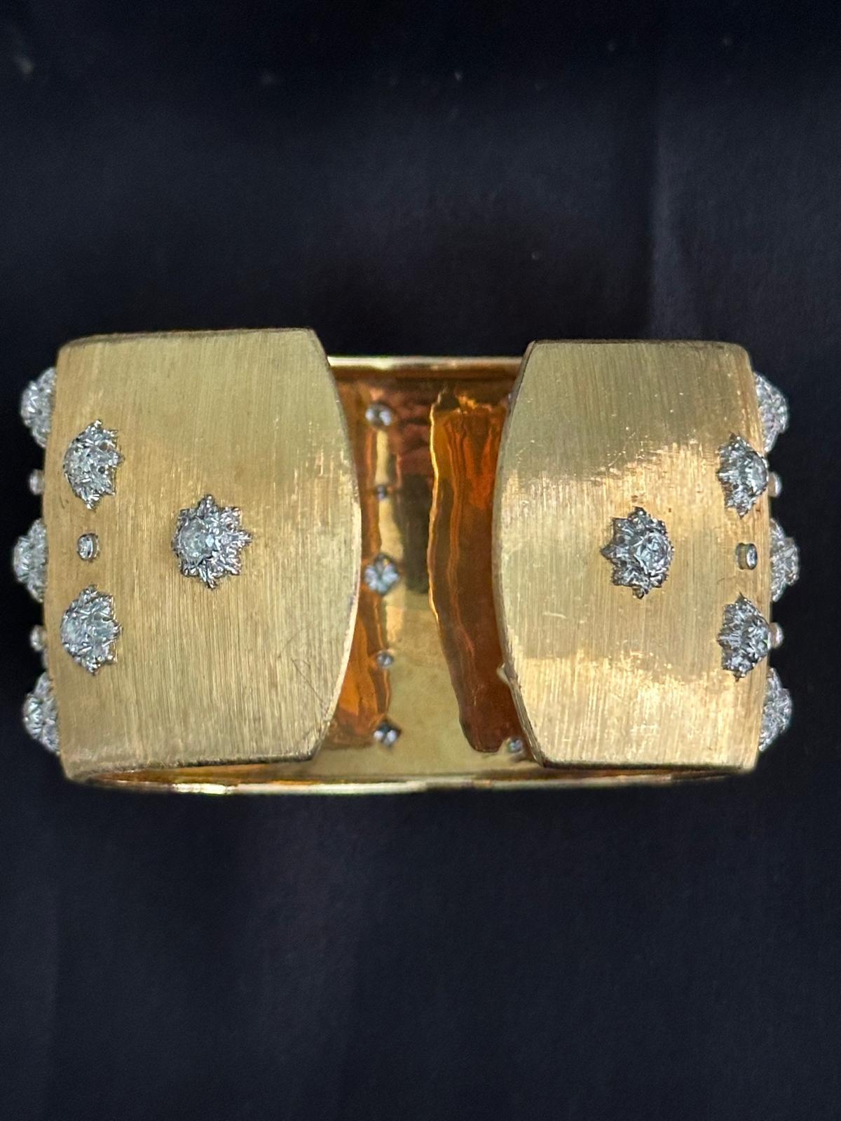 Circa 2000s
Manchette en or bombé avec gravure Rigato, parsemée de fleurons sertis de diamants. 
Or 18K et diamants