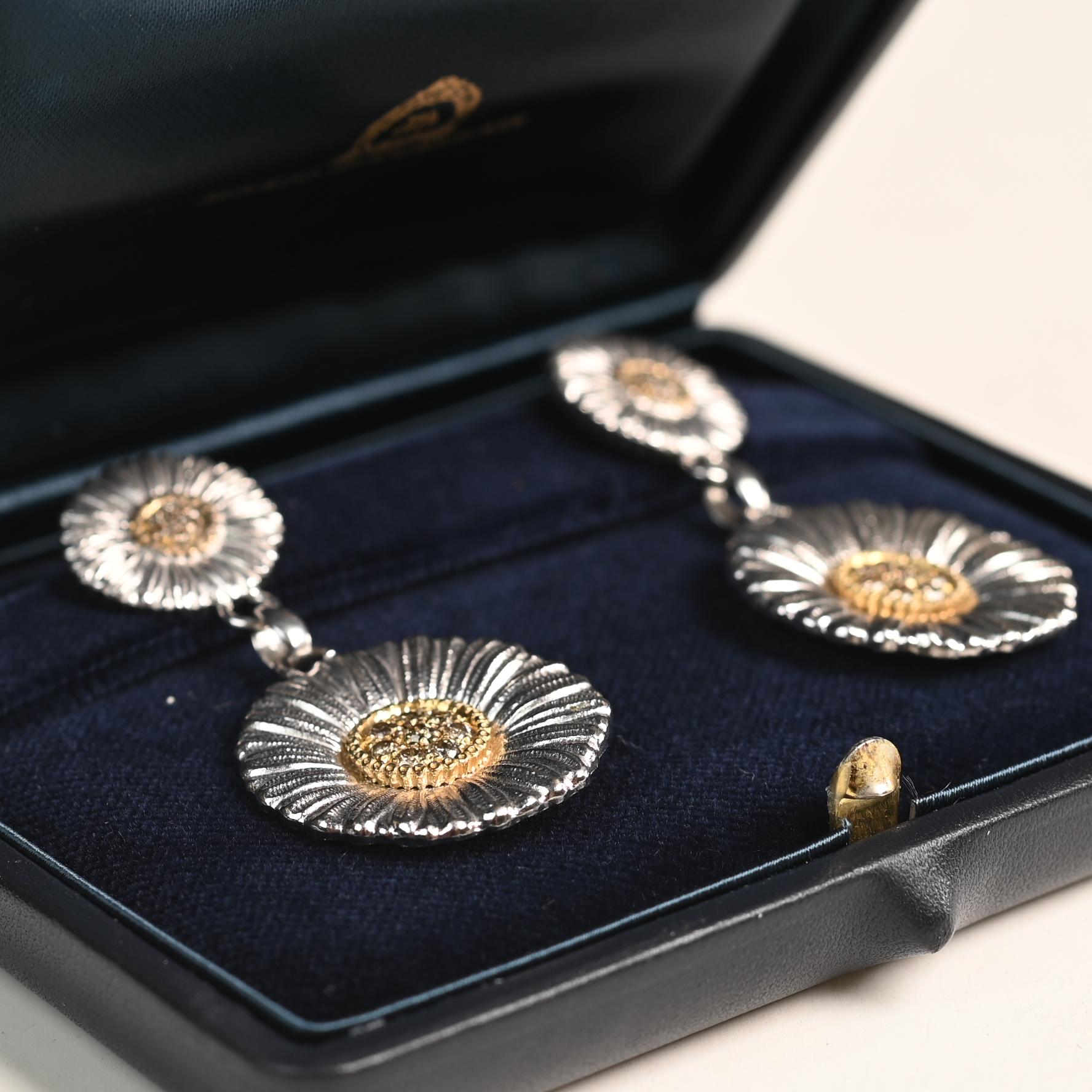 Prova l'eleganza senza tempo di Buccellati con questi squisiti orecchini a due fiori, realizzati magistralmente in Italia. Ogni orecchino presenta un grappolo centrale floreale di diamanti marroni, i cui toni caldi e terrosi sono incastonati