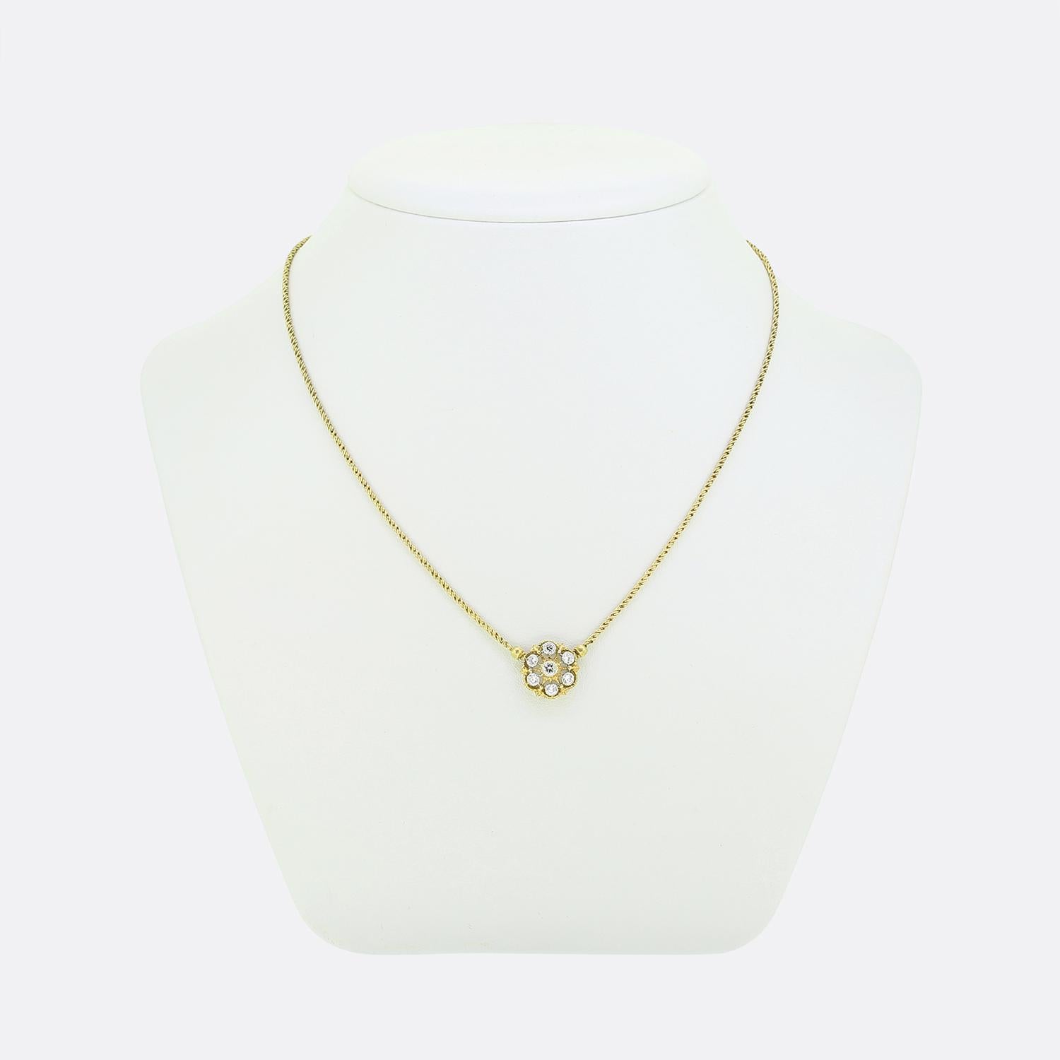 Ti presentiamo una raffinata collana del famoso designer di gioielli italiano Buccellati. Questo pezzo è stato realizzato in lussuoso oro giallo 18 carati e presenta un ciondolo accattivante con una cornice accuratamente incisa che ospita sette