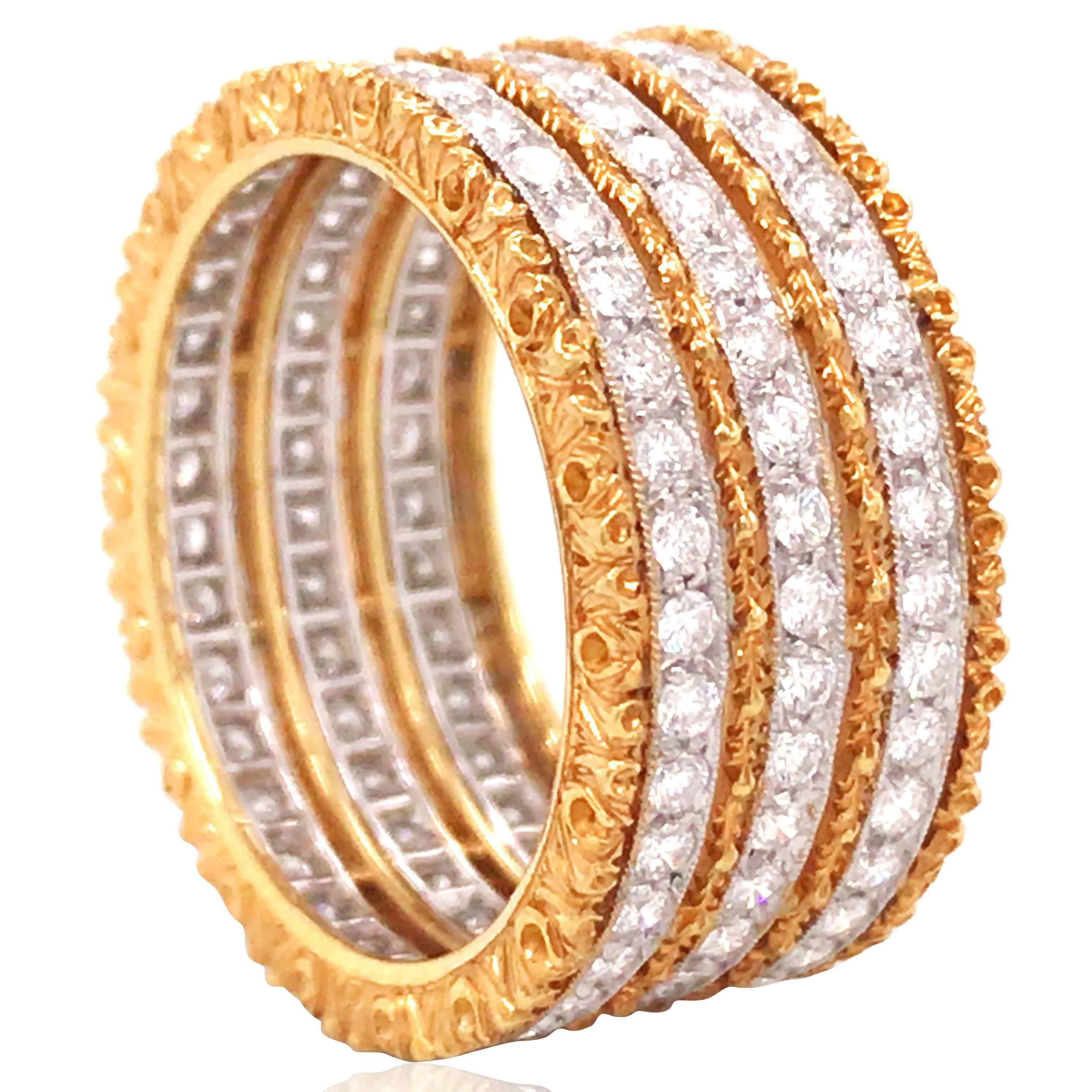 Questo anello con diamanti di Buccellati è la dimostrazione della massima raffinatezza e del lusso, con 99 diamanti rotondi intricatamente incastonati che scintillano con circa 1,98 carati di brillantezza. Il materiale in oro 18 carati e la squisita