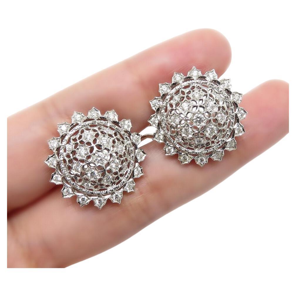 Also called tulle technique, this handwork is one of the most complex in high jewelry. It takes the goldsmith almost a month to create by hand a half-millimeter gold plate inside which he then shapes tiny hexagonal cells. Here the design comes to
