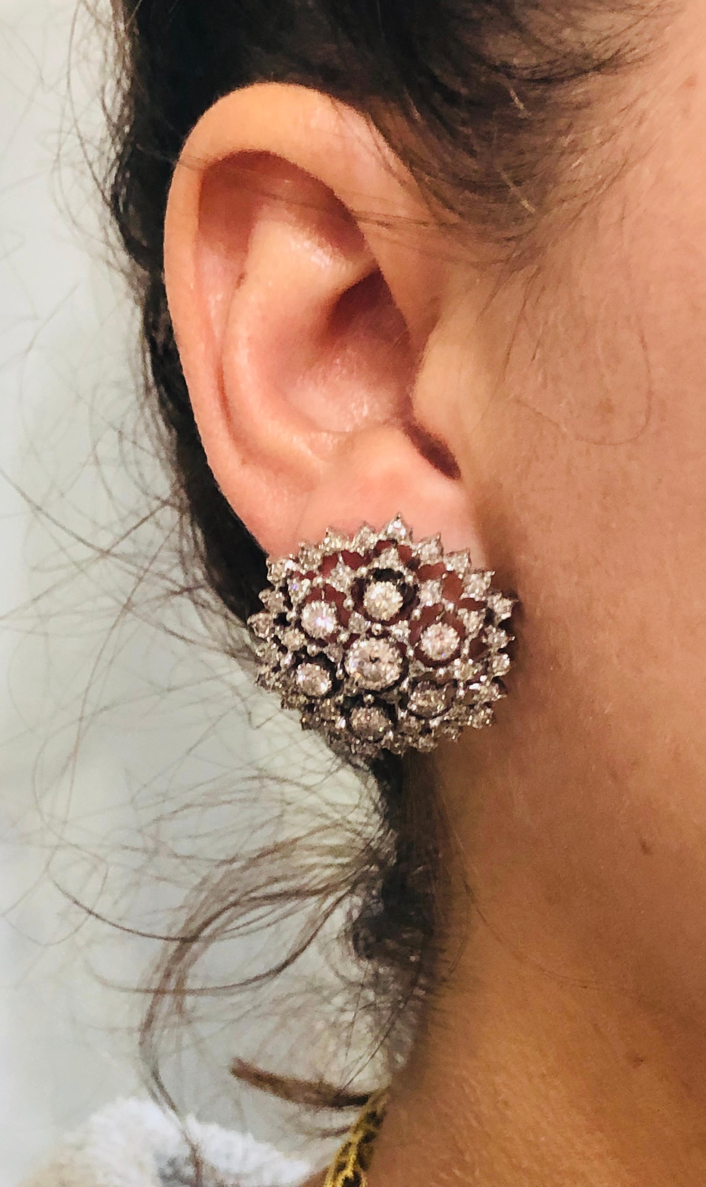 Clips d'oreilles classiques et intemporels créés par Buccellati en Italie dans les années 1960. 
Féminines, portables et chics, les boucles d'oreilles s'ajoutent à votre collection de bijoux.
Réalisé en or blanc 18 carats et serti de diamants ronds