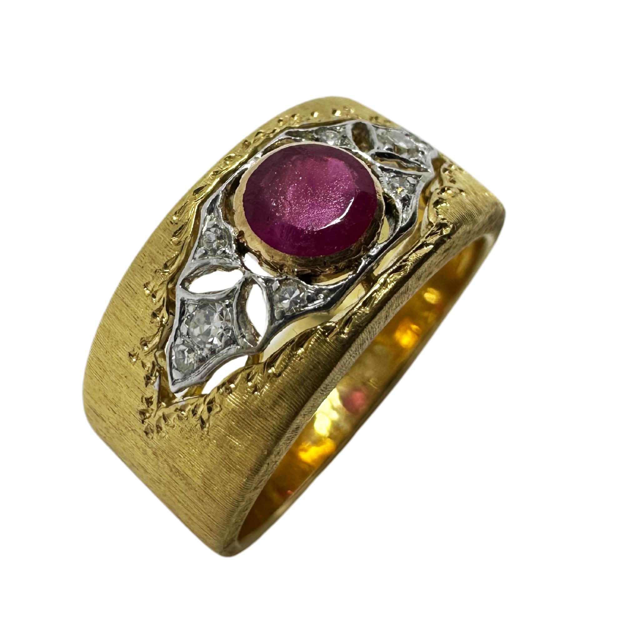 Un anillo de herencia Buccellati, raro y coleccionable, con un rubí Burma No Heat, acompañado del informe GIA #6237484341. Engastada en oro amarillo y blanco de 18 quilates, la banda ancha mide 8,2 mm de ancho y se eleva 4,0 mm por encima del dedo.