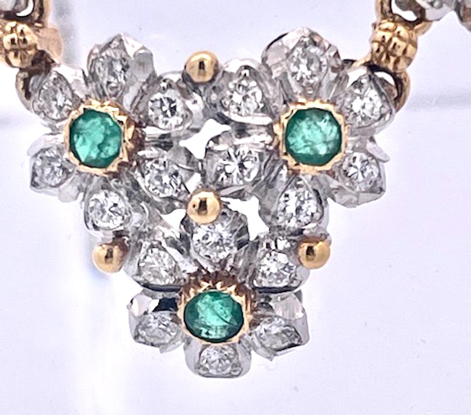 Ce collier est spécial car il s'agit d'une guirlande de fleurs.
Ce modèle est assorti à de nombreuses pièces de Buccellati. J'adore les émeraudes et les diamants insérés dans cette pièce.  La longueur est de 16