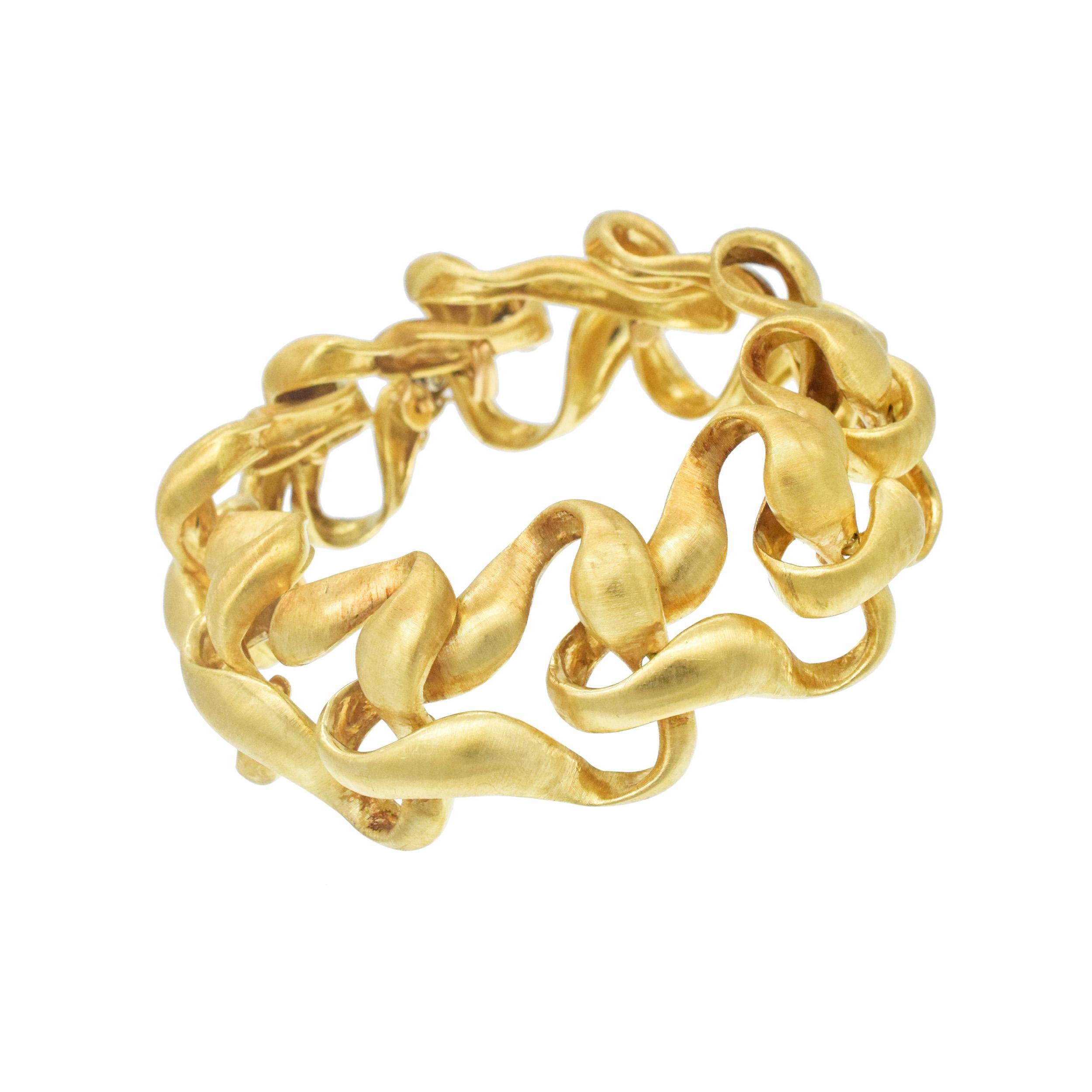 Bracelet à maillons géométriques en or jaune 18k Buccellati. Le bracelet se compose de 10 maillons triangulaires substantiels avec une finition brossée. L'un des maillons est doté d'une serrure à charnière cachée et d'un fermoir de sécurité. Inscrit