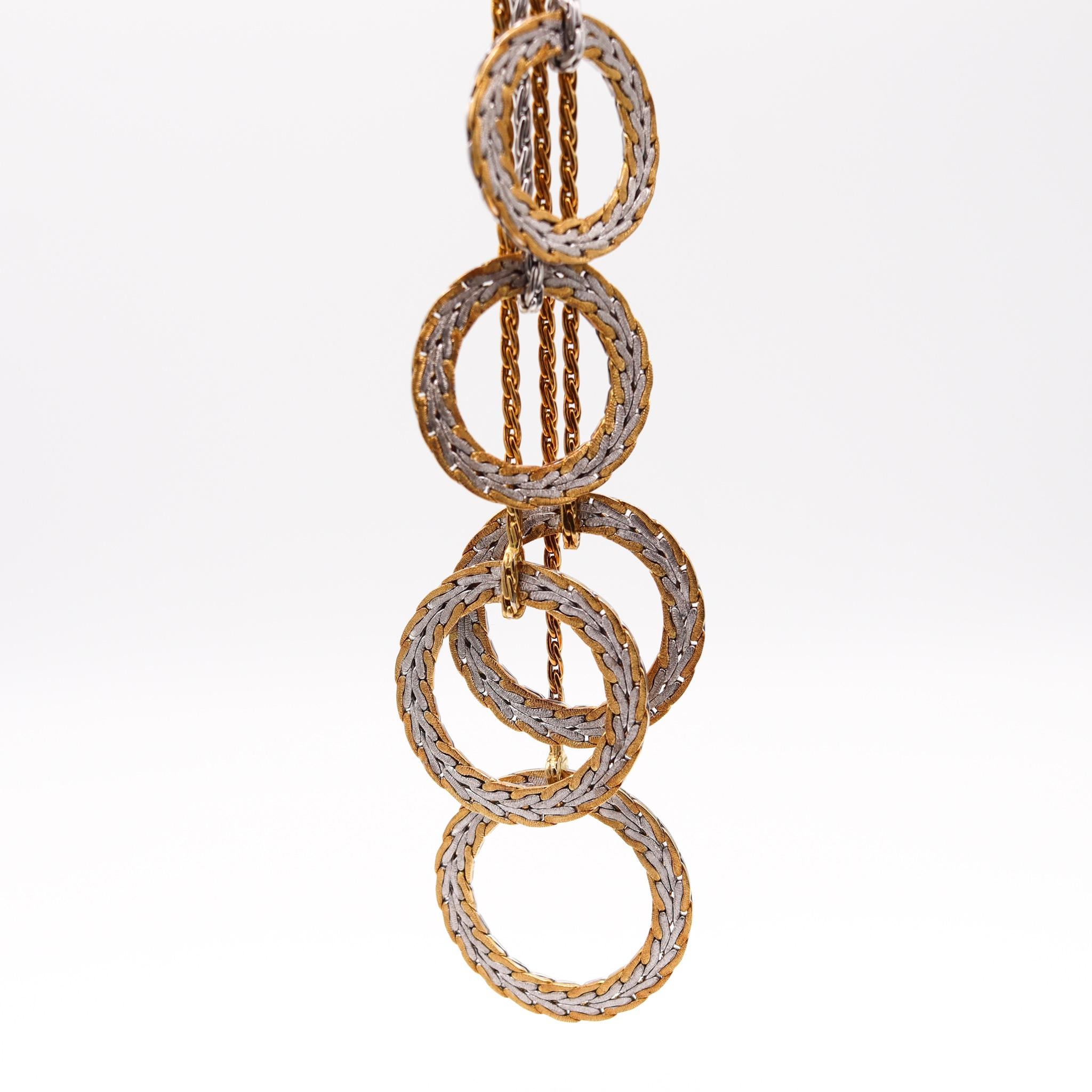 Collier en forme de lasso créé par Gianmaria Buccellati.

Magnifique pièce bicolore, créée à Milan, en Italie, par la maison de joaillerie emblématique de Buccellati. Ce collier lariat a été réalisé en or jaune et blanc massif de 18 carats. Il est