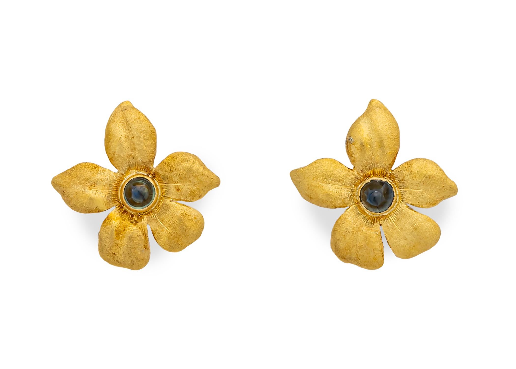 Cette paire exceptionnelle de boucles d'oreilles vintage à motif floral de Buccellati présente des saphirs bleus cabachon en forme d'ogive. Avec un diamètre de 2,5 cm, il s'agit d'un choix classique et élégant. 