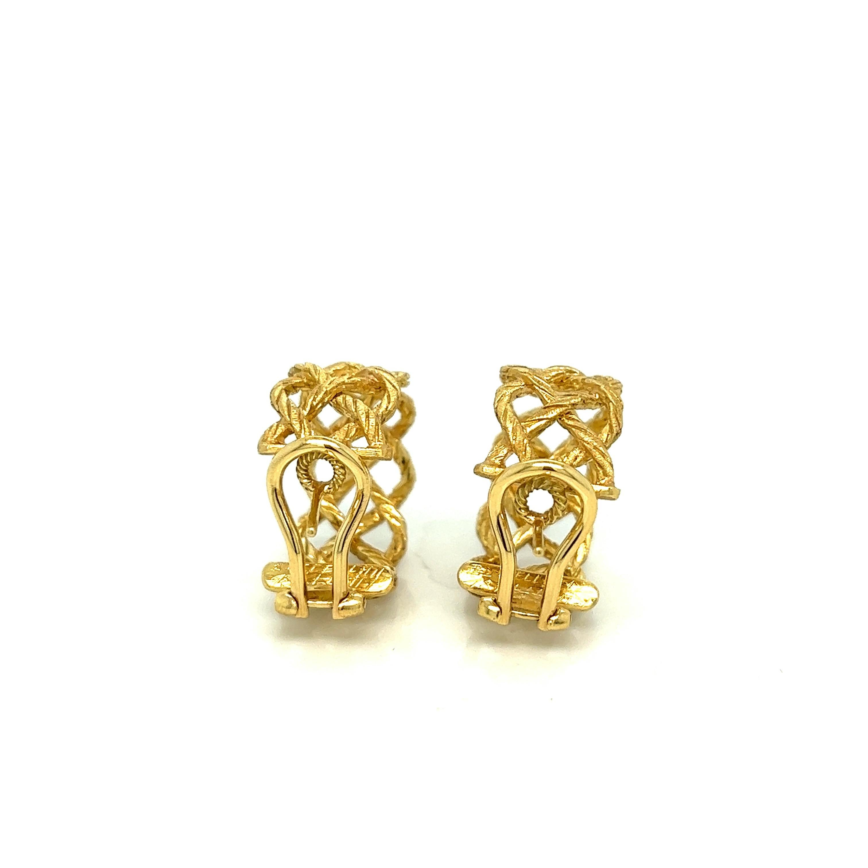 Buccellati gold braided earrings

18 karat yellow gold with a braided motif; marked Buccllati, 18kt, Italy

Size: width 1.1 cm, length 2.2 cm
Total weight: 14.9 grams