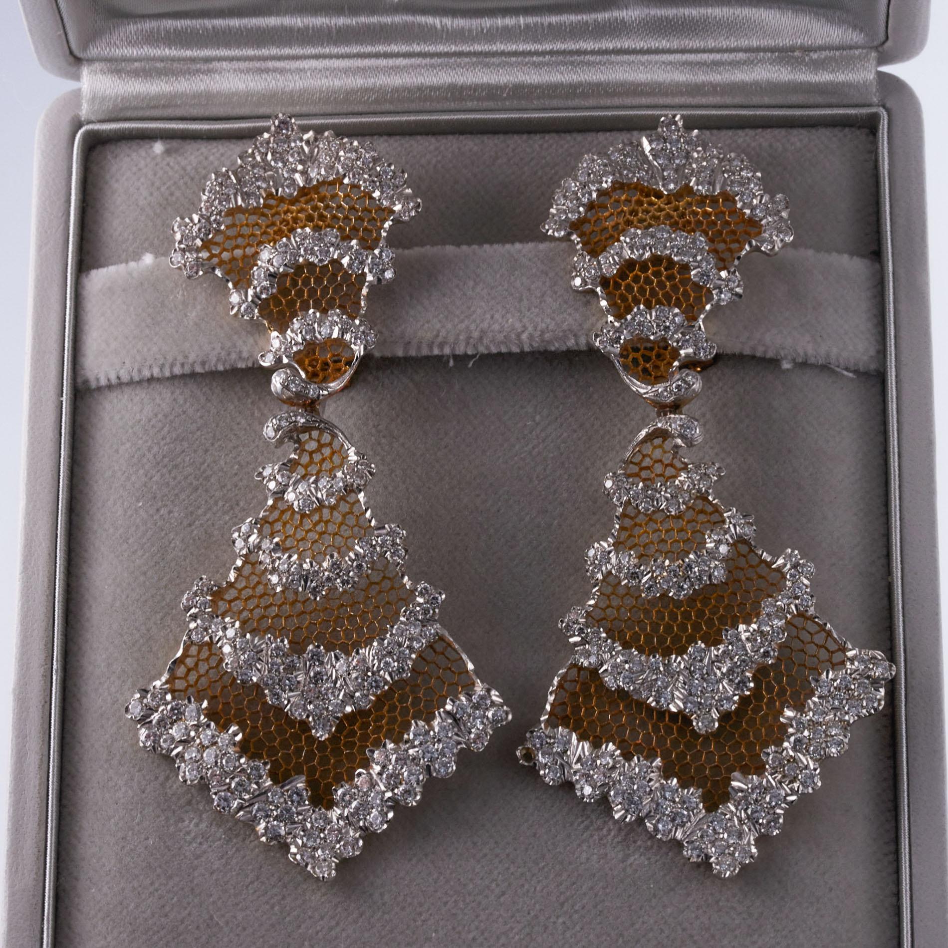 Ein Paar exquisite Kronleuchter-Ohrringe der Collection'S von Buccellati aus 18 Karat Gold, besetzt mit ca. 4,00 ct in Diamanten VS-SI/H. Die Ohrringe messen 3 3/8