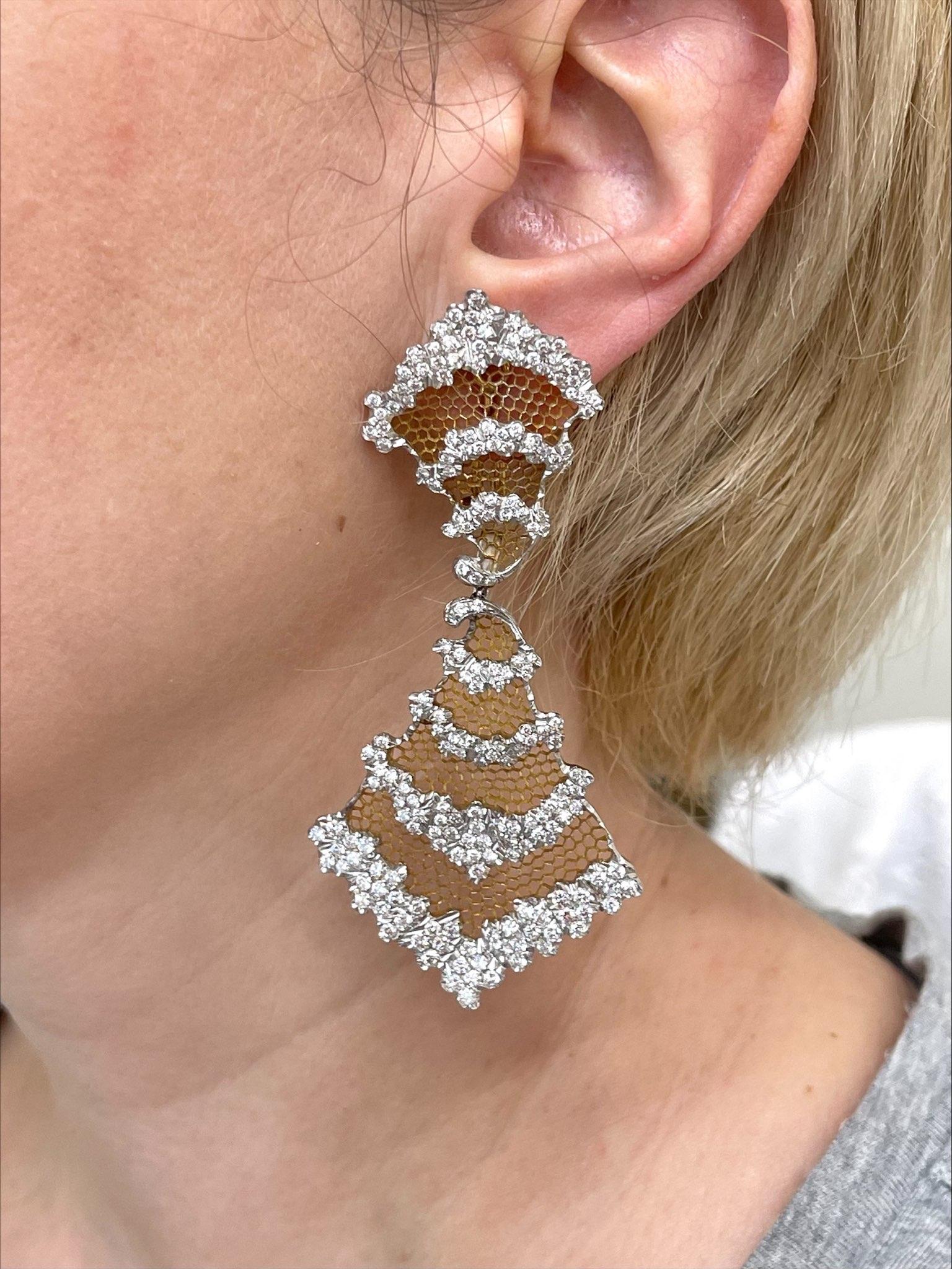 Buccellati Gold-Kronleuchter-Ohrringe mit Diamanten in Wabenform im Angebot 3