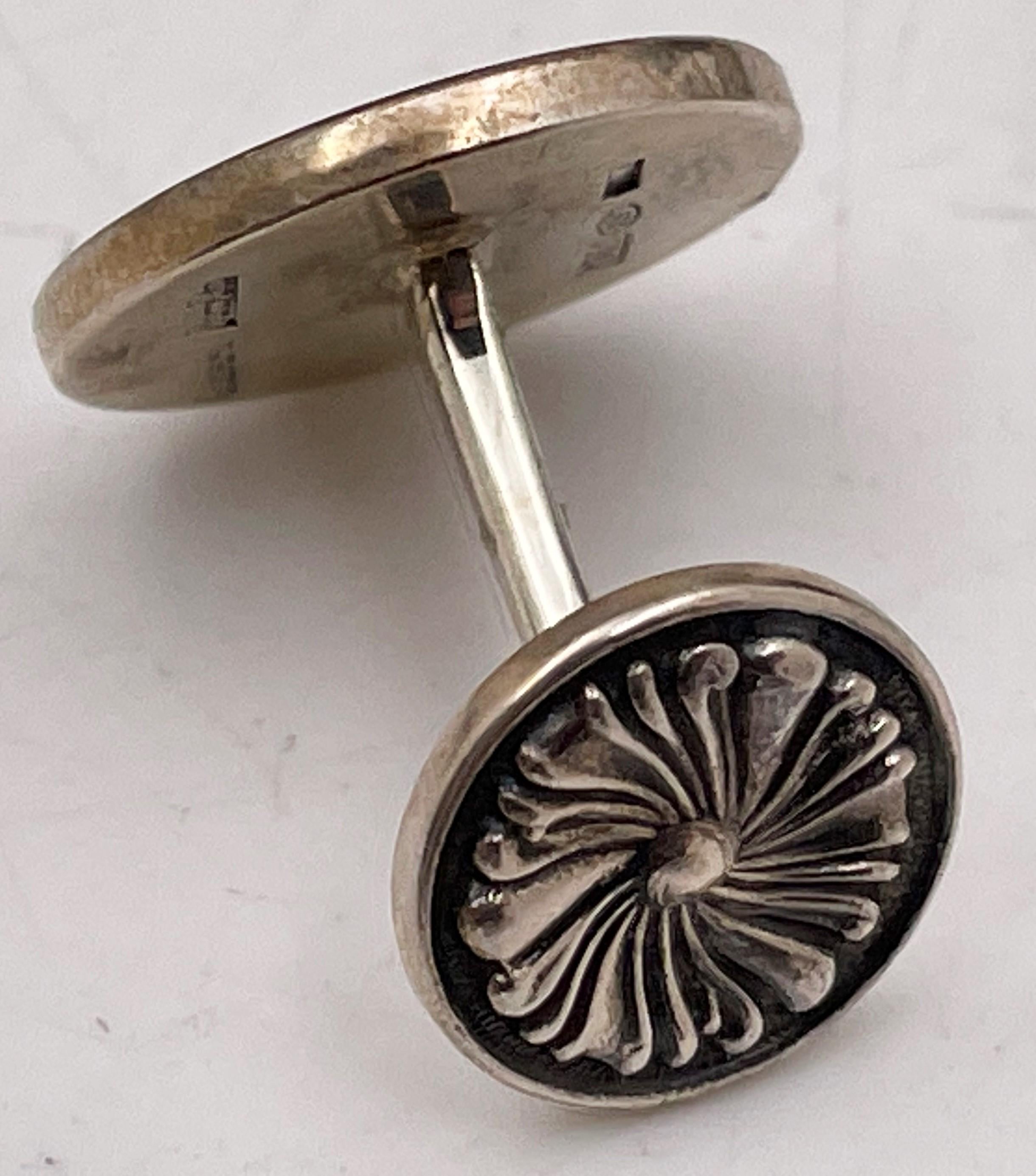 Buccellati Italian Pair of Sterling Silver Cufflinks in Floral Design In Excellent Condition For Sale In New York, NY