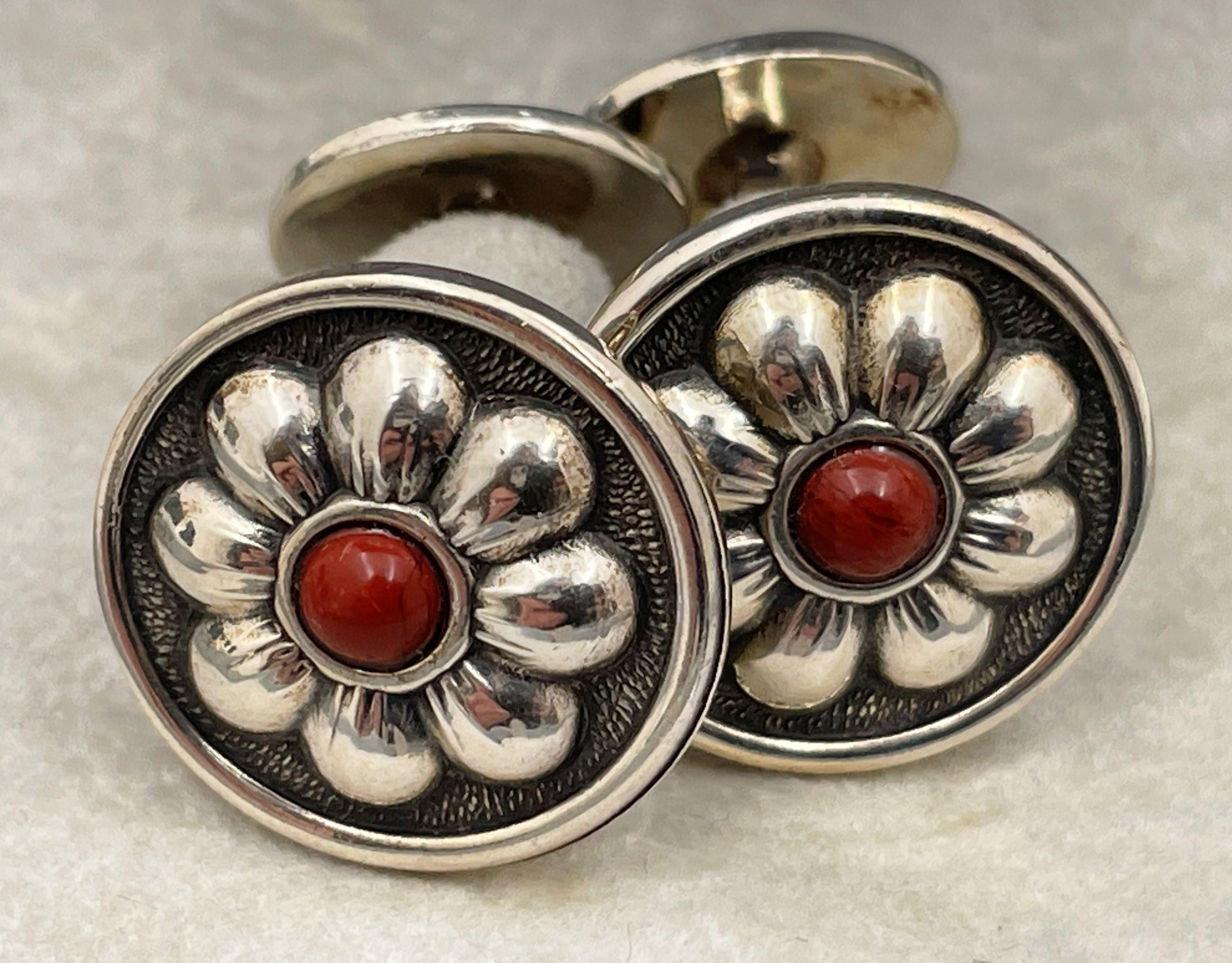 Gianmaria Buccellati, Italie, paire de boutons de manchette en argent sterling avec jaspe rouge au centre, dans un beau motif floral, mesurant 2/3'' de diamètre, et portant des poinçons. Vendu dans sa boîte d'origine, jamais utilisé. 

Mario