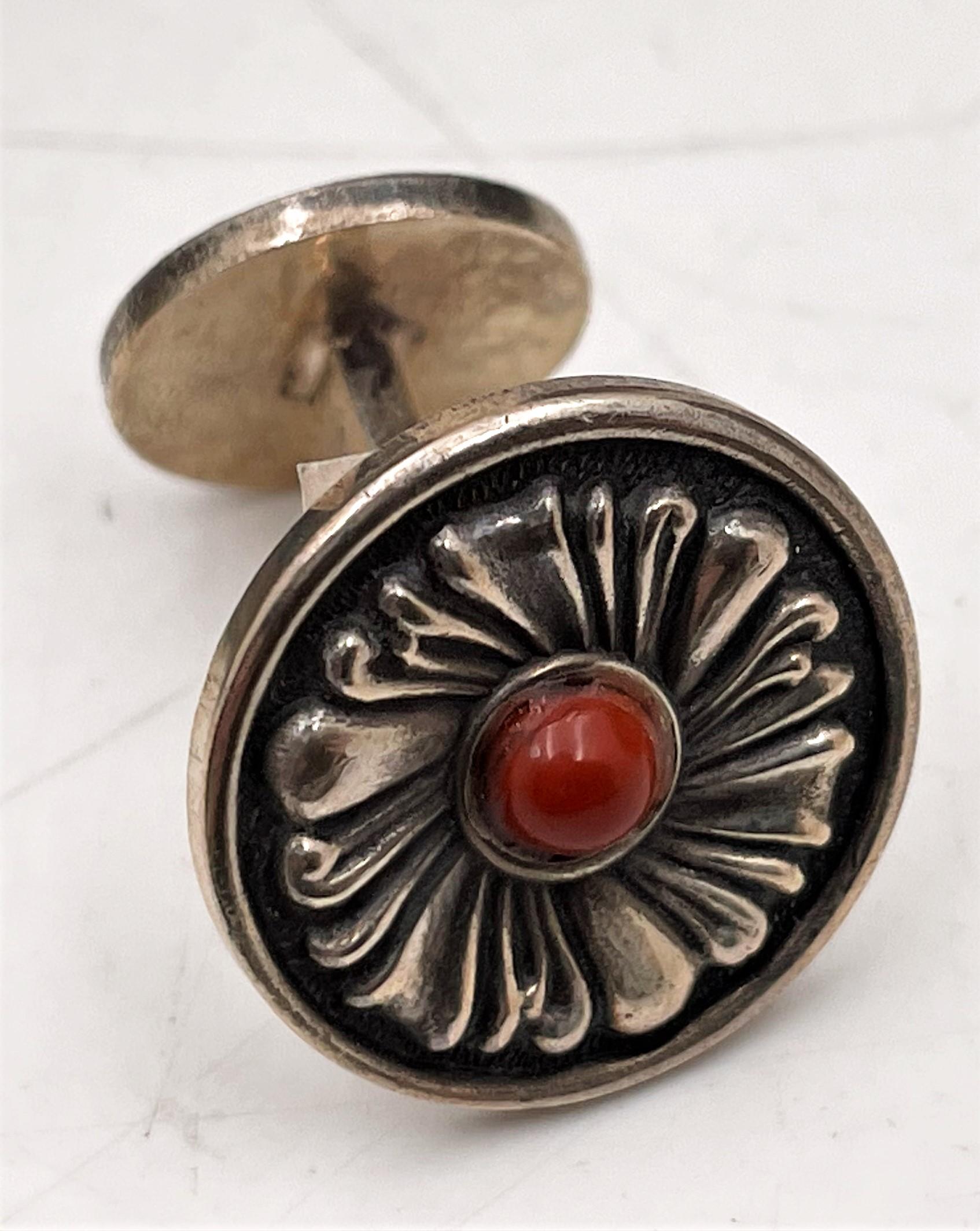 Gianmaria Buccellati, italiano, coppia di gemelli in argento sterling con diaspro rosso al centro, in un bellissimo motivo floreale, che misurano 2/3'' di diametro e recano marchi di fabbrica. Venduto nella sua scatola originale, mai usato.