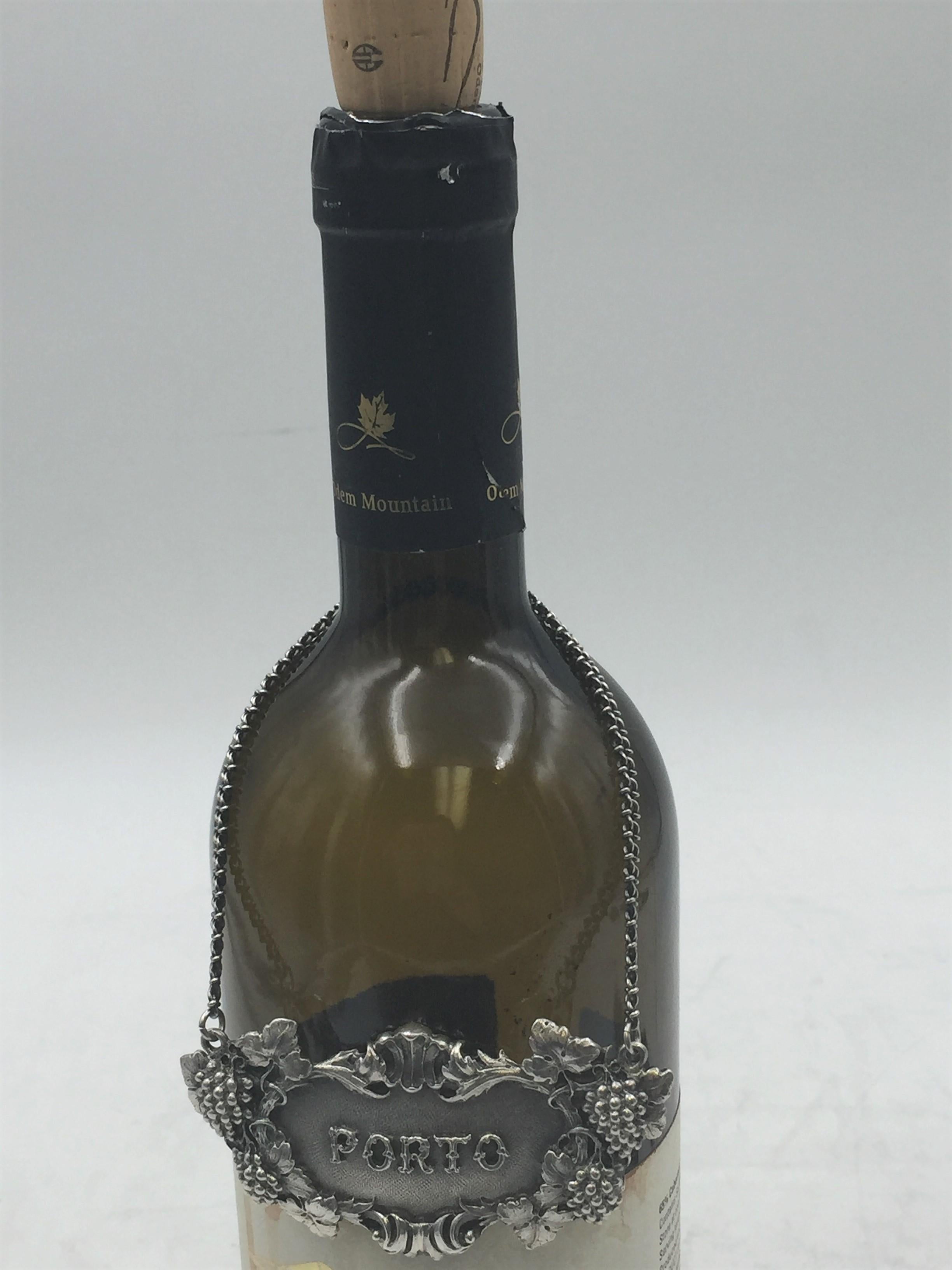 Seltene 925 Sterling Silber Weinkrug Etiketten Etikett. PORTO ist auf der Vorderseite in der Mitte eingeprägt.

Markierungen auf der Rückseite: Gianmaria Buccellati (Unterschrift und italienische Herstellermarke), ITALY, 925 (eingekreistes
