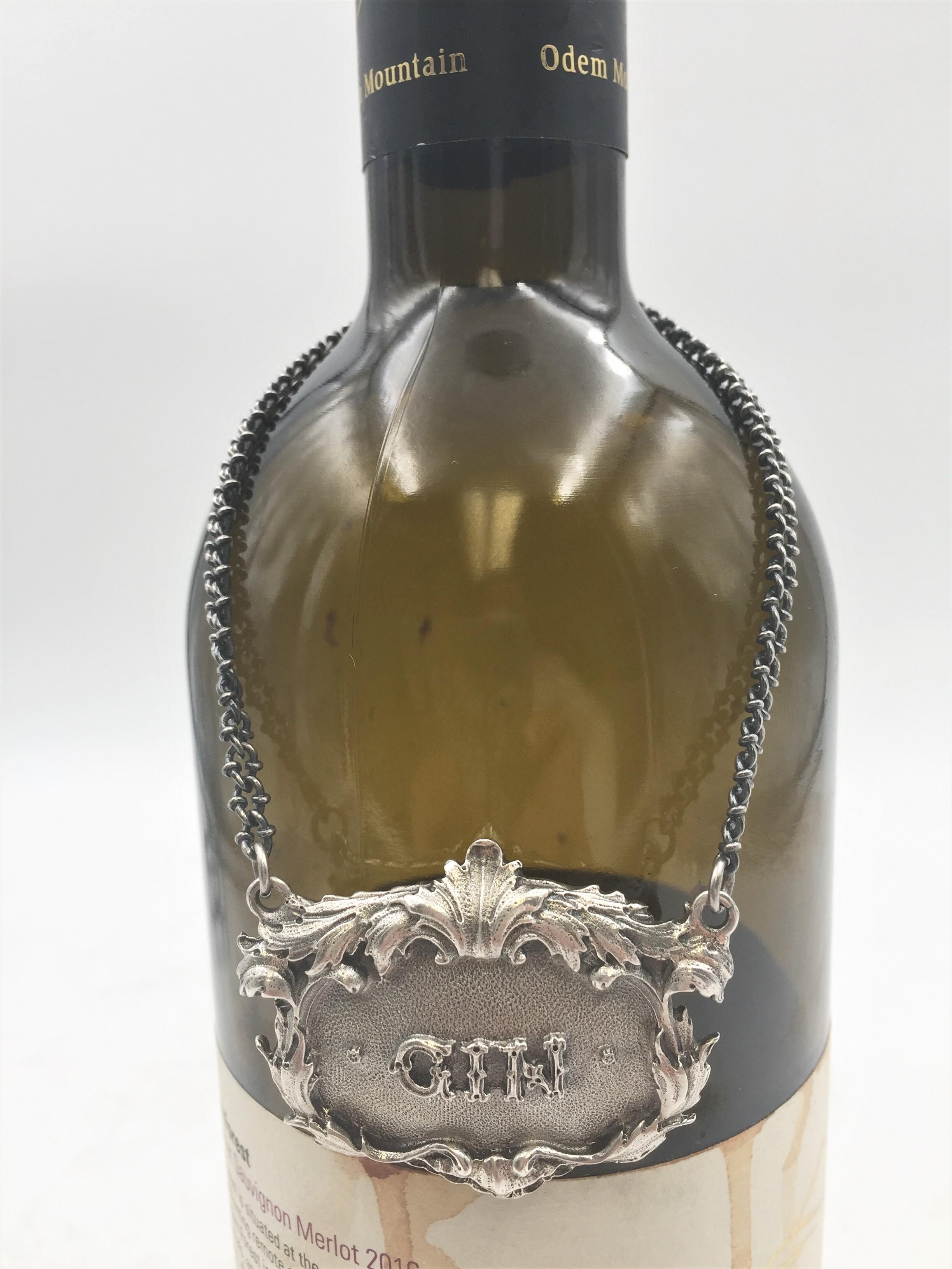 Rare Bucellati sterling silver claret jug bar label. GIN embossed on the front in the center.

Marks on the back: Gianmaria Buccellati (signature and Italian maker's mark), ITALY, 925 (encircled silver purity mark).

It measures 1.25in x 1.75in.