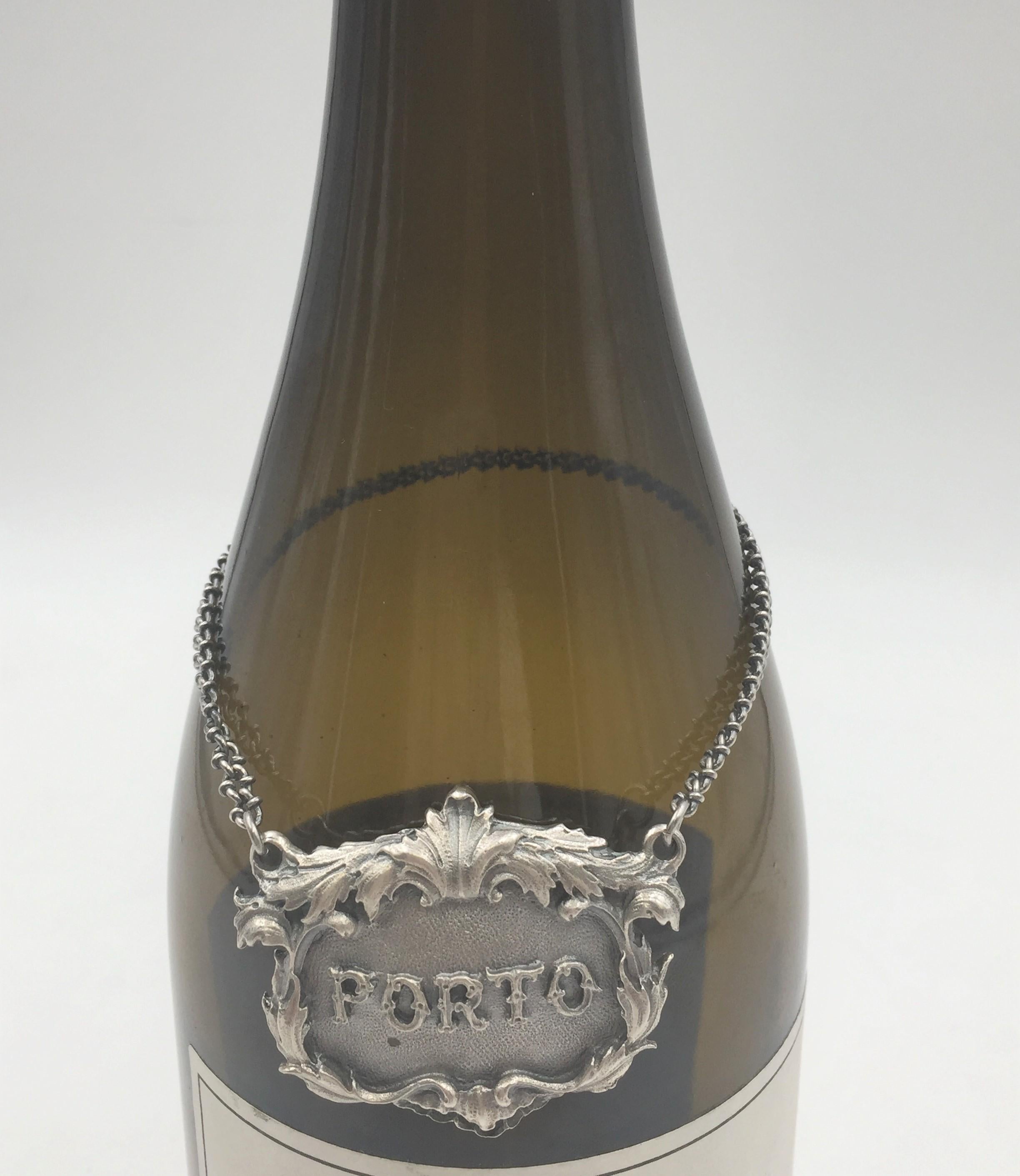 Seltenes Etikett aus 925er Sterlingsilber für einen Weinkrug. PORTO ist auf der Vorderseite in der Mitte eingeprägt.

Markierungen auf der Rückseite: Gianmaria Buccelatti (Unterschrift und italienische Herstellermarke), ITALY, 925 (eingekreistes