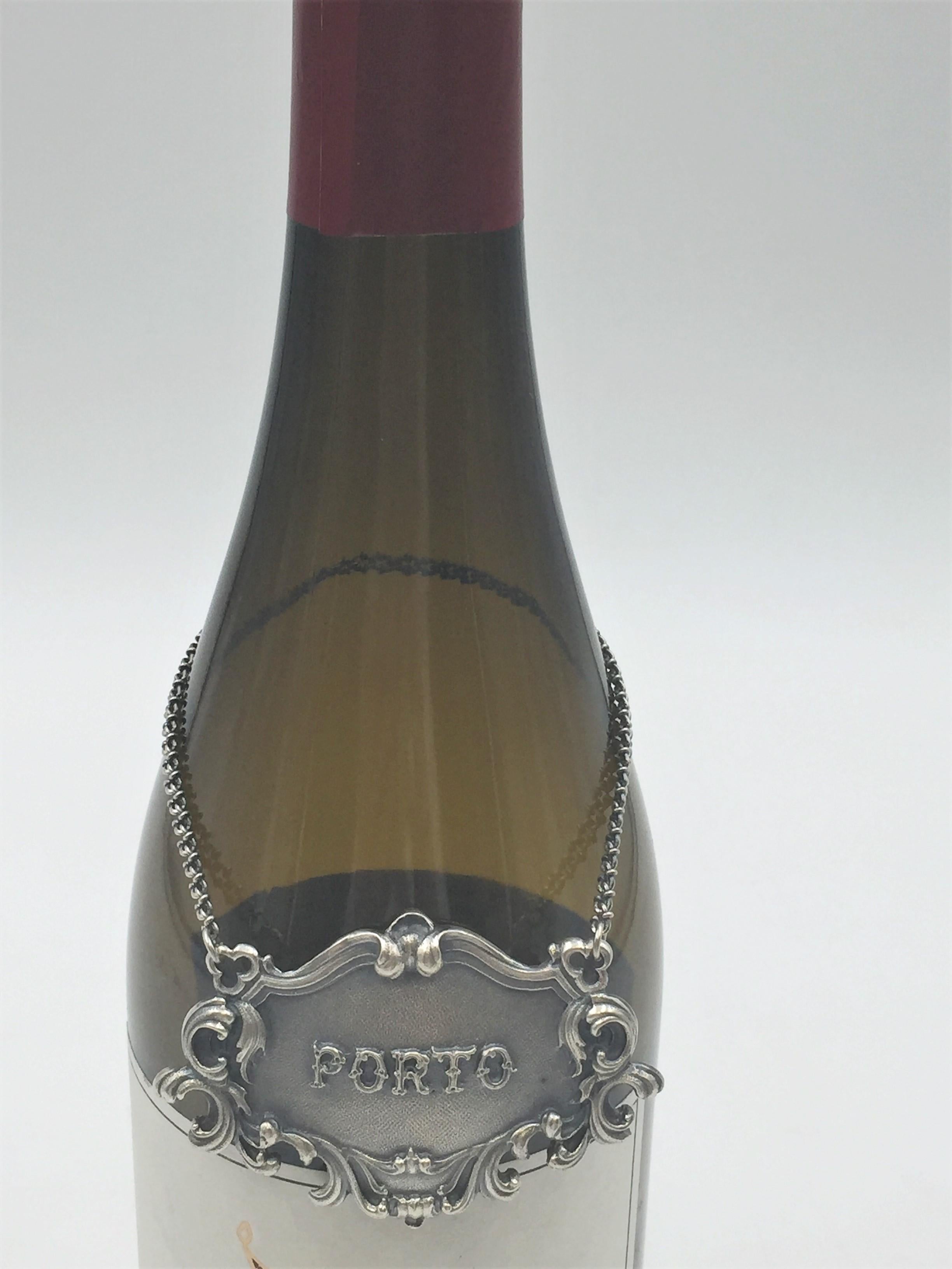 Seltenes Gianmaria Buccellati Label aus Sterlingsilber für einen Weinkrug. PORTO ist auf der Vorderseite in der Mitte eingeprägt.

Markierungen auf der Rückseite: Gianmaria Buccellati (Unterschrift und italienische Herstellermarke), ITALY, 925