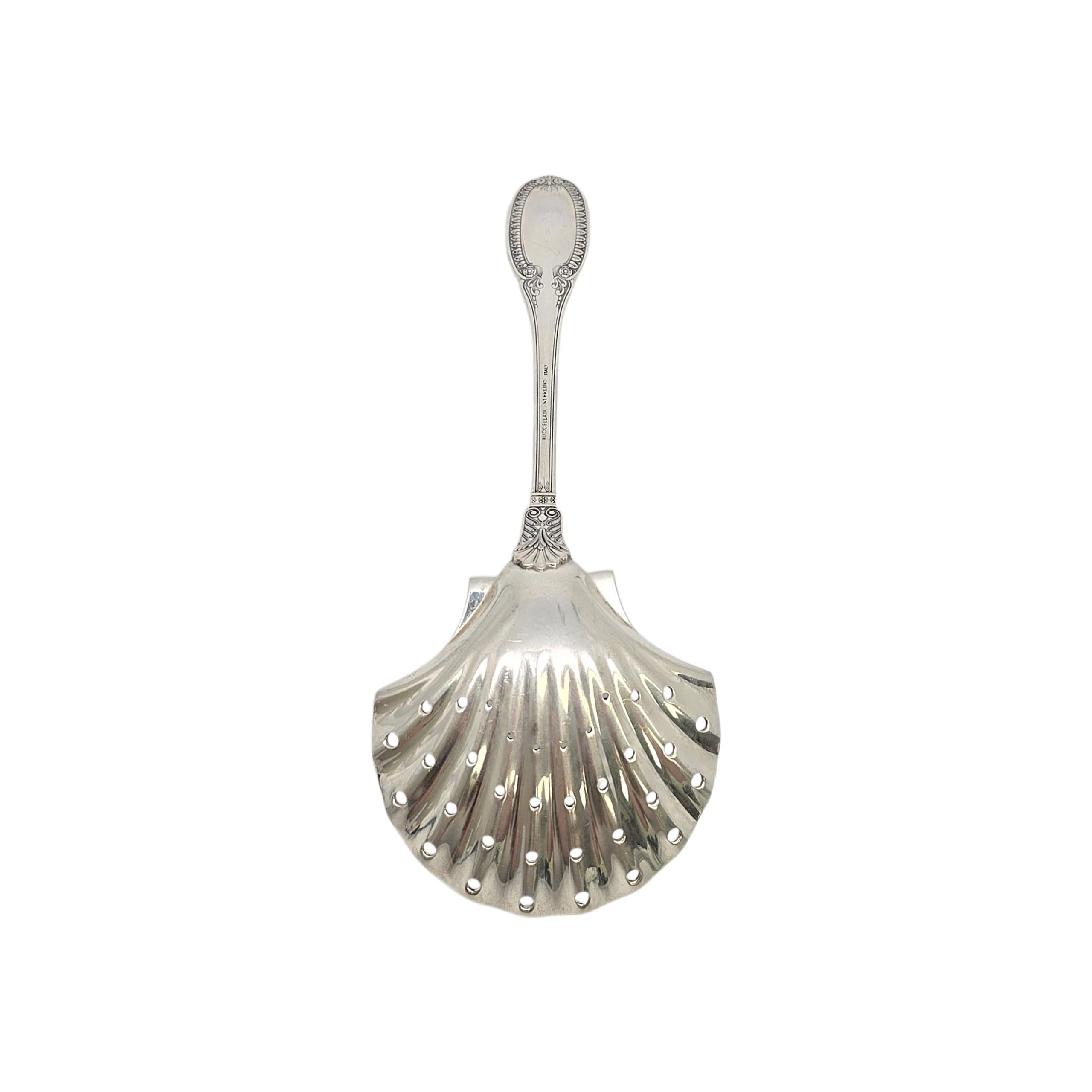 Cuchara para servir guisantes perforada Buccellati Imperio/Impero Plata de Ley

Importante cuchara de servir del modelo Imperio/Impero de Buccellati, con un cuenco de concha perforada.

Pesa aproximadamente 135,5 g, 87,1 dwt

Mide aprox. 8 3/4