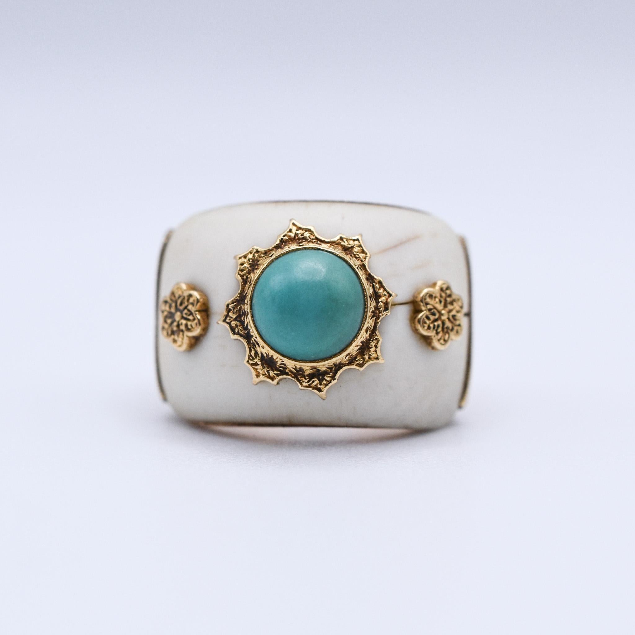 Bague raffinée en ivoire et turquoise montée sur or jaune 18k de Buccellati.
 Fabriqué en Italie, vers 1960.

Taille de la bague : US 4.5 - réglable.

