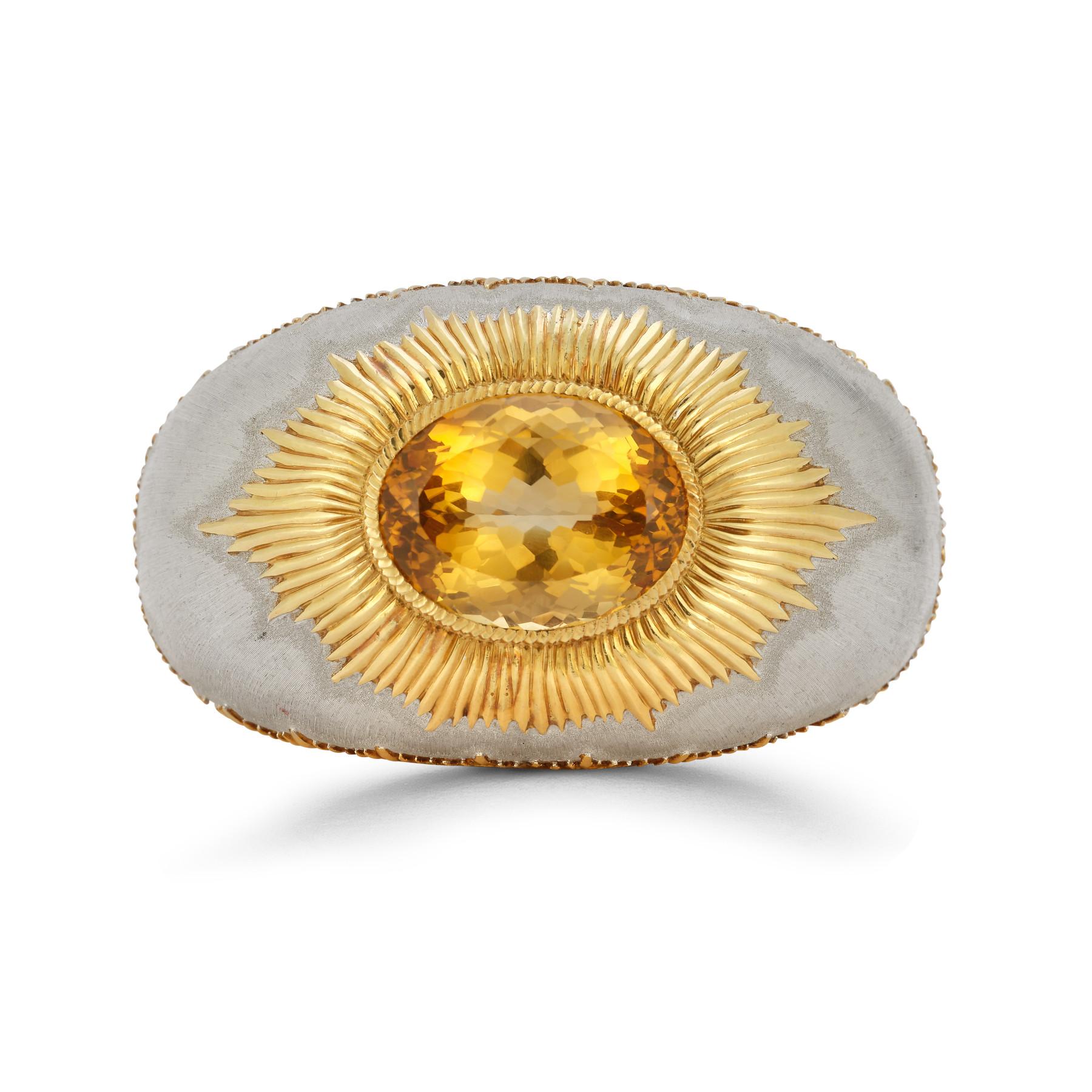 Bracciale in oro bicolore con citrino grande di Buccellati

Questo magnifico bracciale di Buccellati è un capolavoro dell'arte italiana, che unisce un design intricato a materiali di lusso. Con un citrino ovale sfaccettato al centro, le calde