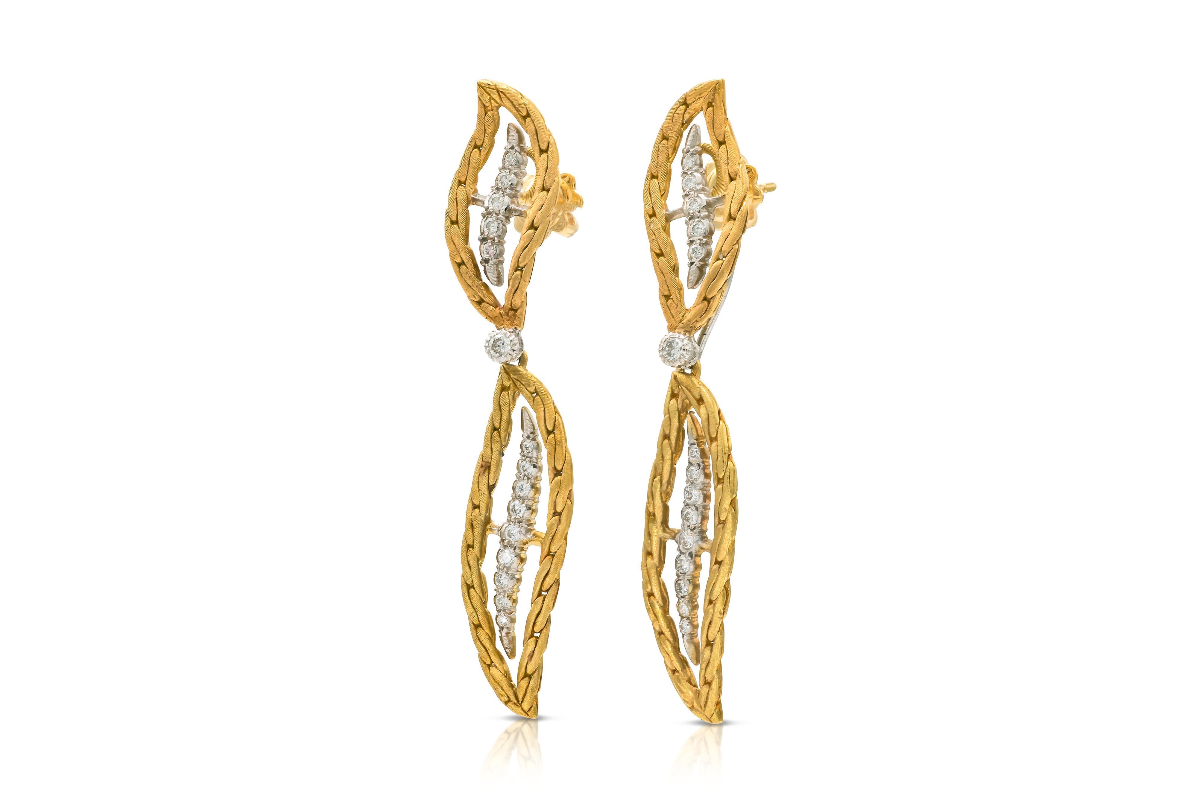 Finemente realizzato in oro giallo e bianco 18 carati con diamanti rotondi taglio Brilliante.
I pendenti sono staccabili.
Firmato da Buccellati
Lunga 2.3/8 di pollice (i pendenti sono lunghi 1.1/4 di pollice)