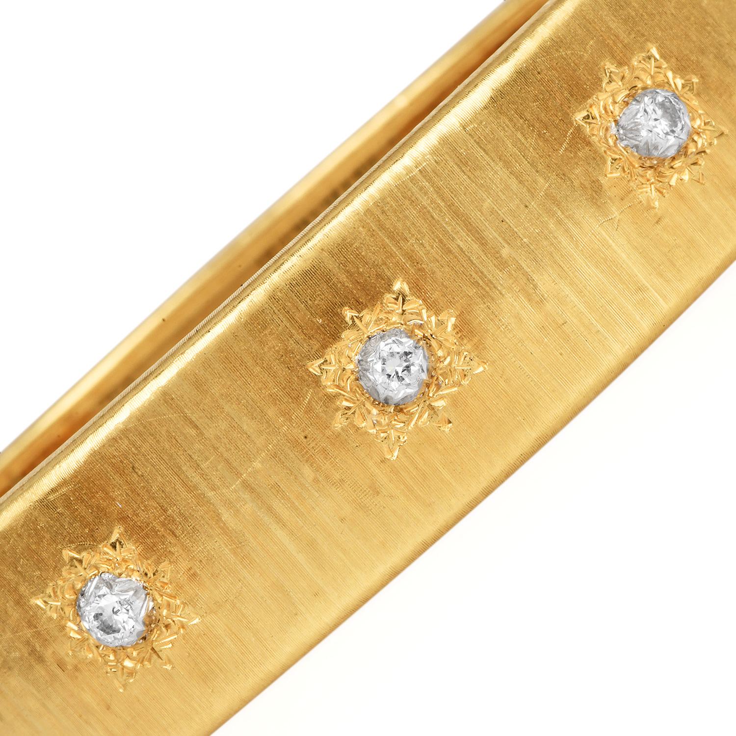 Ce bracelet Macri est fabriqué à la main en or jaune 18 carats et présente la gravure 