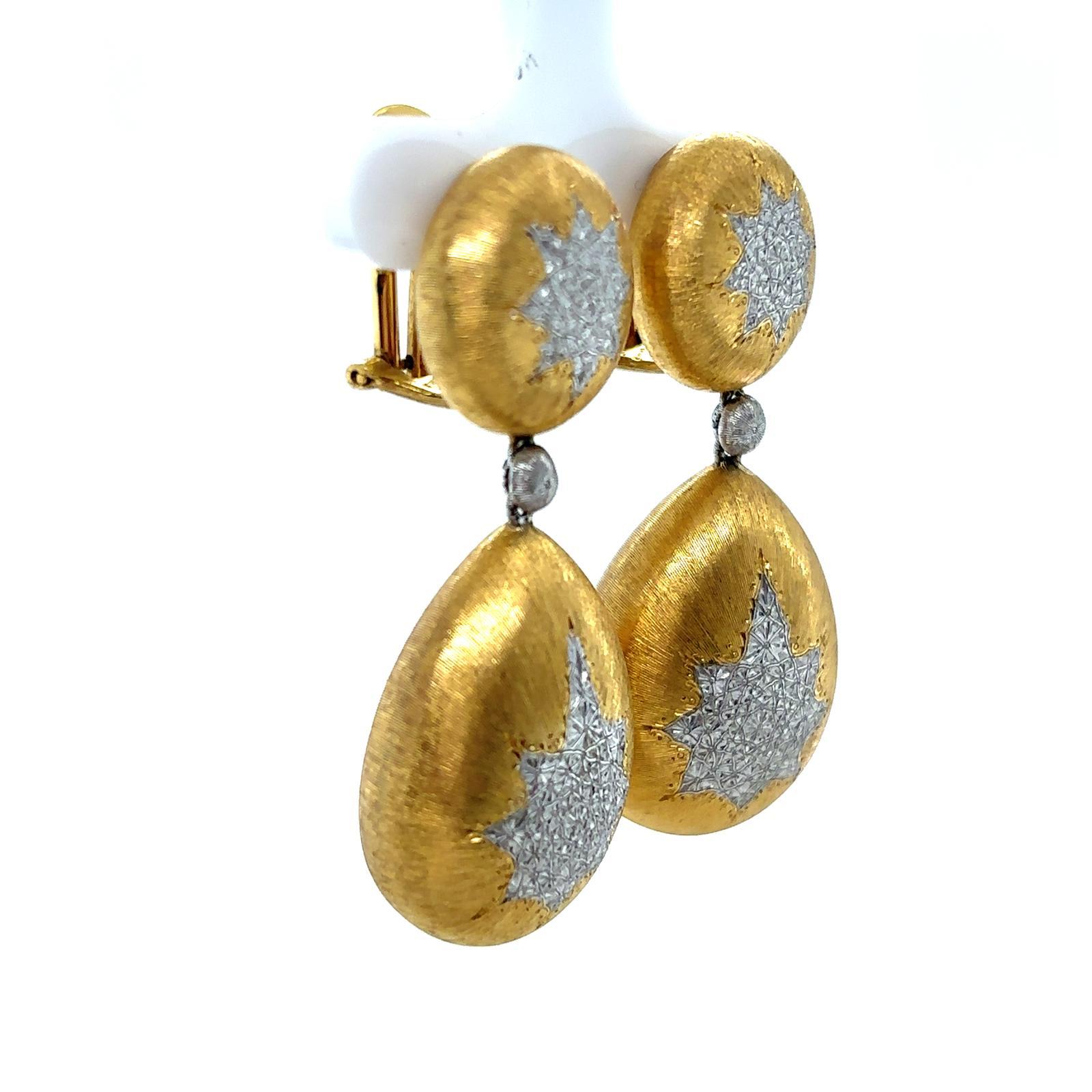 A pair of vintage Buccellati 'Macri Classica' 18 karat yellow and white gold earrings

Buccellati incorporates Renaissance artisanal aesthetics into these statement drop earrings. 

Designed as chunky bold pear shaped drops suspended from circular