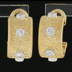 Orecchini Macri Classica in oro 18 carati con diamanti da 0,24 carati, Huggie Hoop Omega