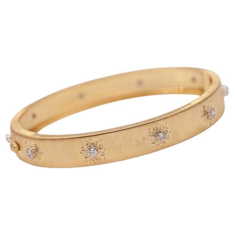 This timeless piece Buccellati Macri Classica collection 18K yellow gold diamond Rigato effect engraving hinged bangle set with 10 round brilliant cut diamond approximate in E-F color VS clarity set in 18K white gold

Estimate retail price: