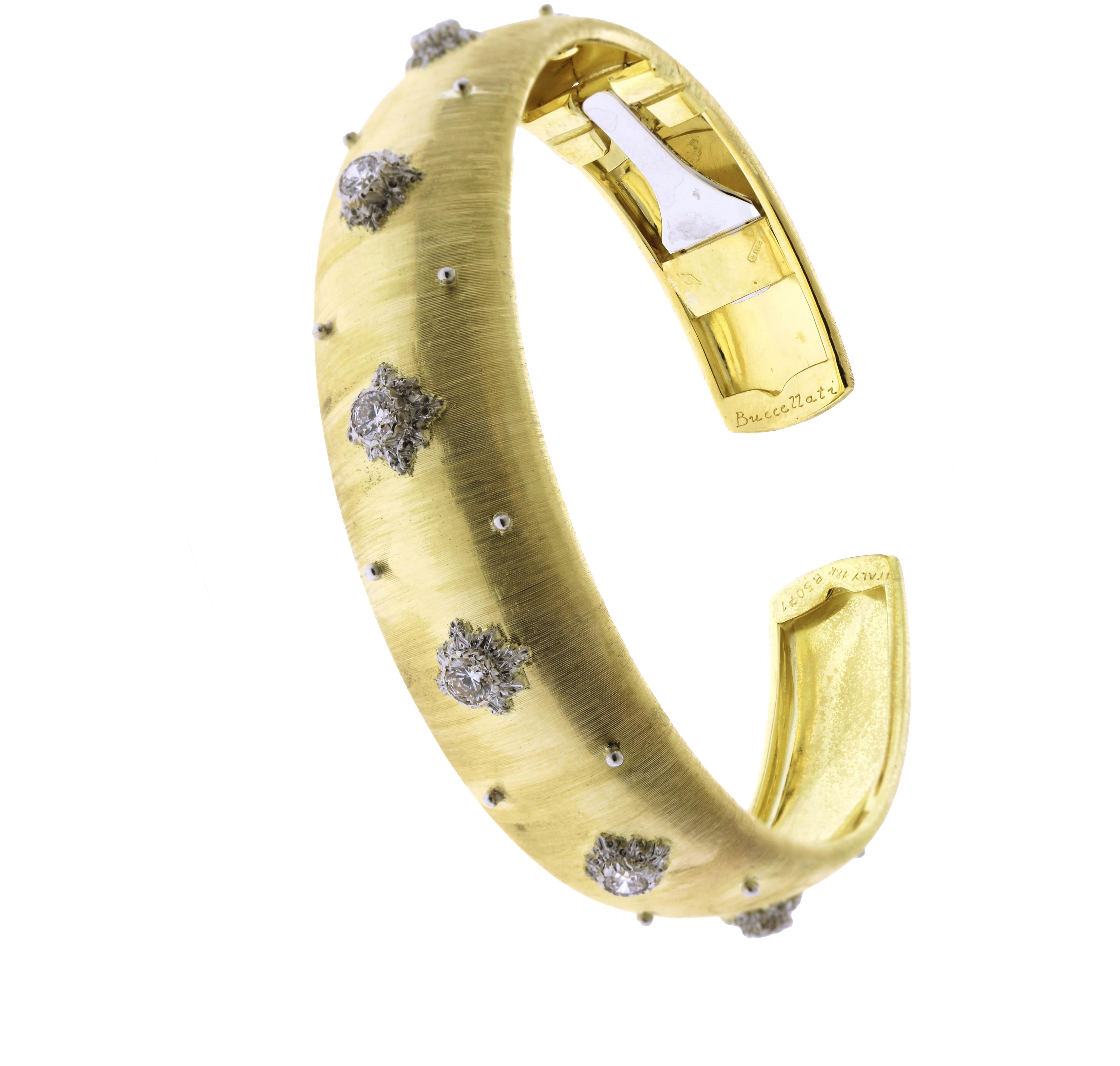 D'une élégance intemporelle et d'une grande maîtrise artisanale, ce bracelet Buccellati est un véritable témoignage de l'art italien. D'une largeur d'environ 15,5 mm, ce bracelet est méticuleusement gravé à la main dans de l'or jaune 18 carats