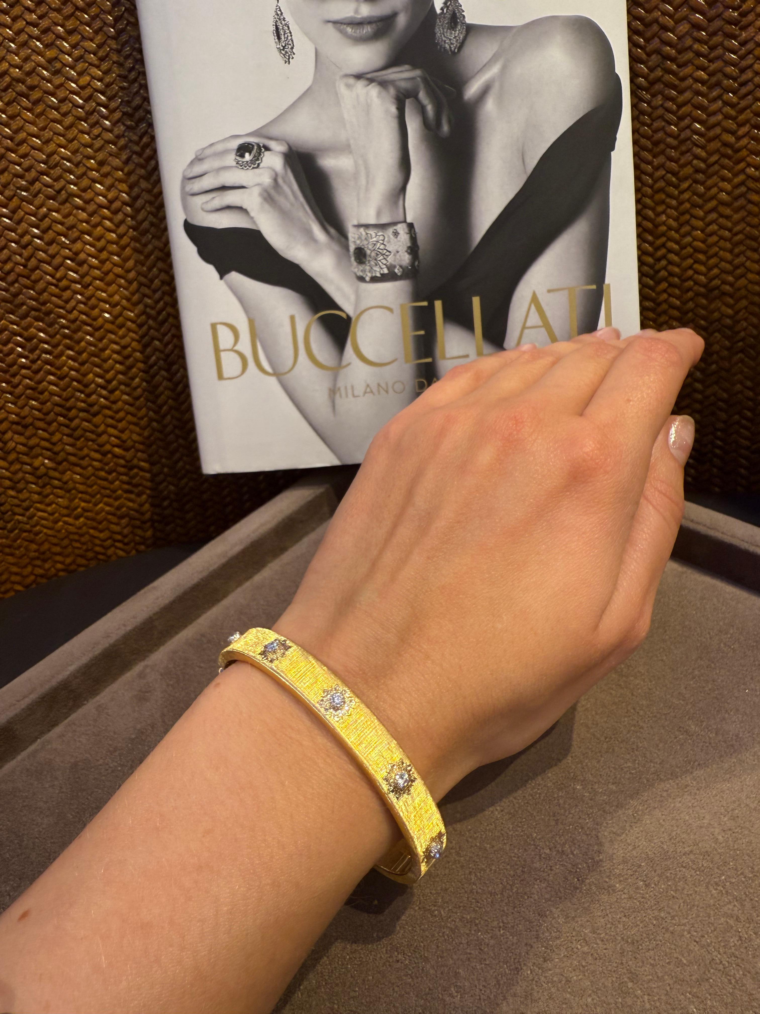 Buccellati Macri Classica Yellow/White Gold Set Bracelet with Diamonds, Size 17 In Excellent Condition In Carmel By The Sea, CA
